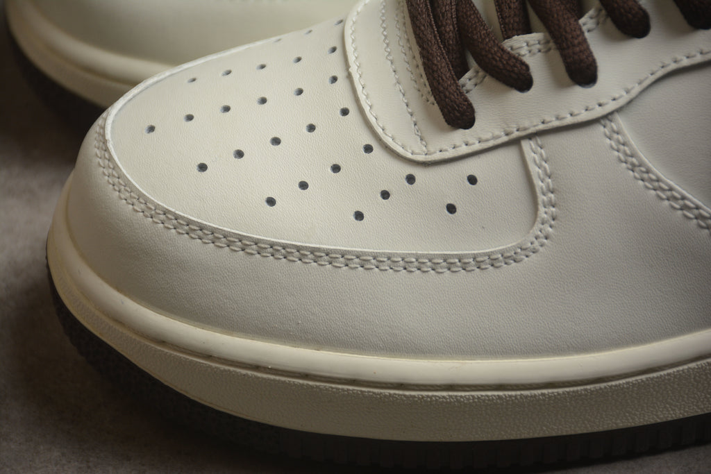 Nike Air Force 1 Low – Blanco / Marrón
