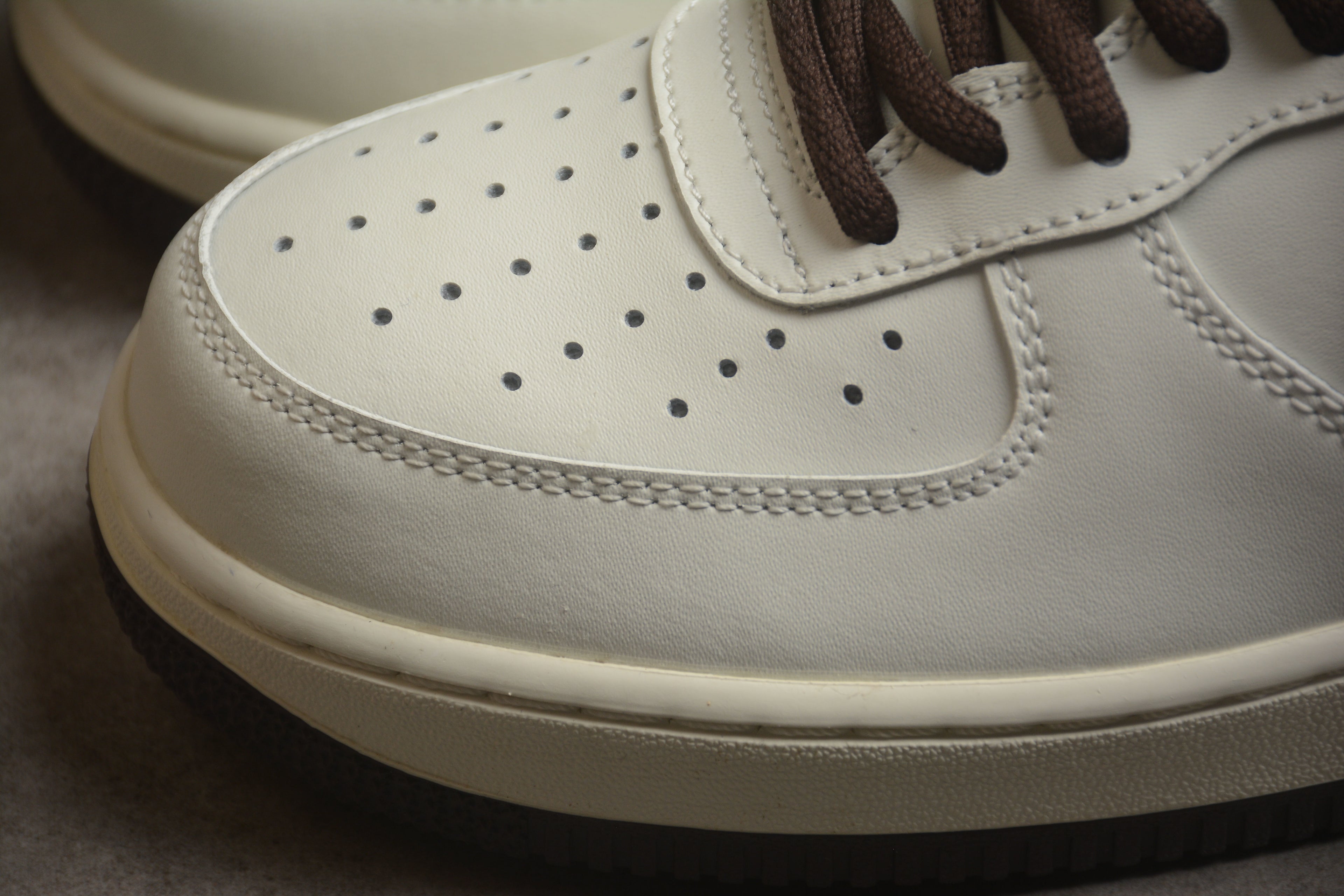 Nike Air Force 1 Low – Blanco / Marrón