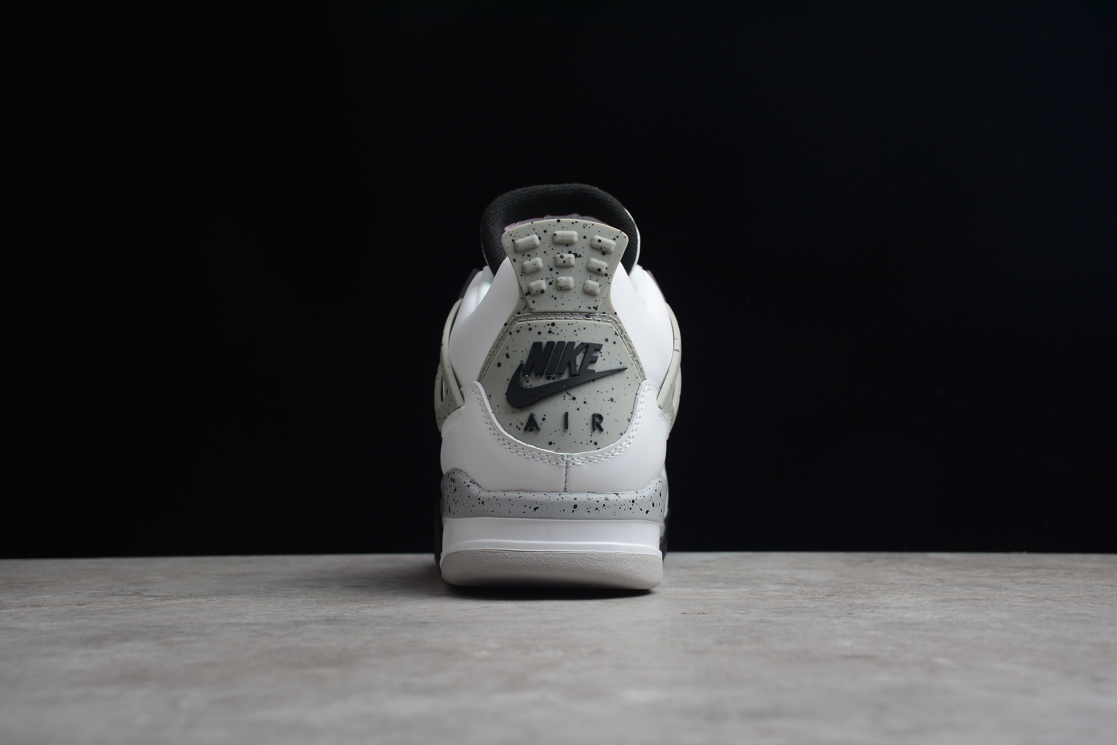 Air Jordan 4 – Blanco / Gris / Negro