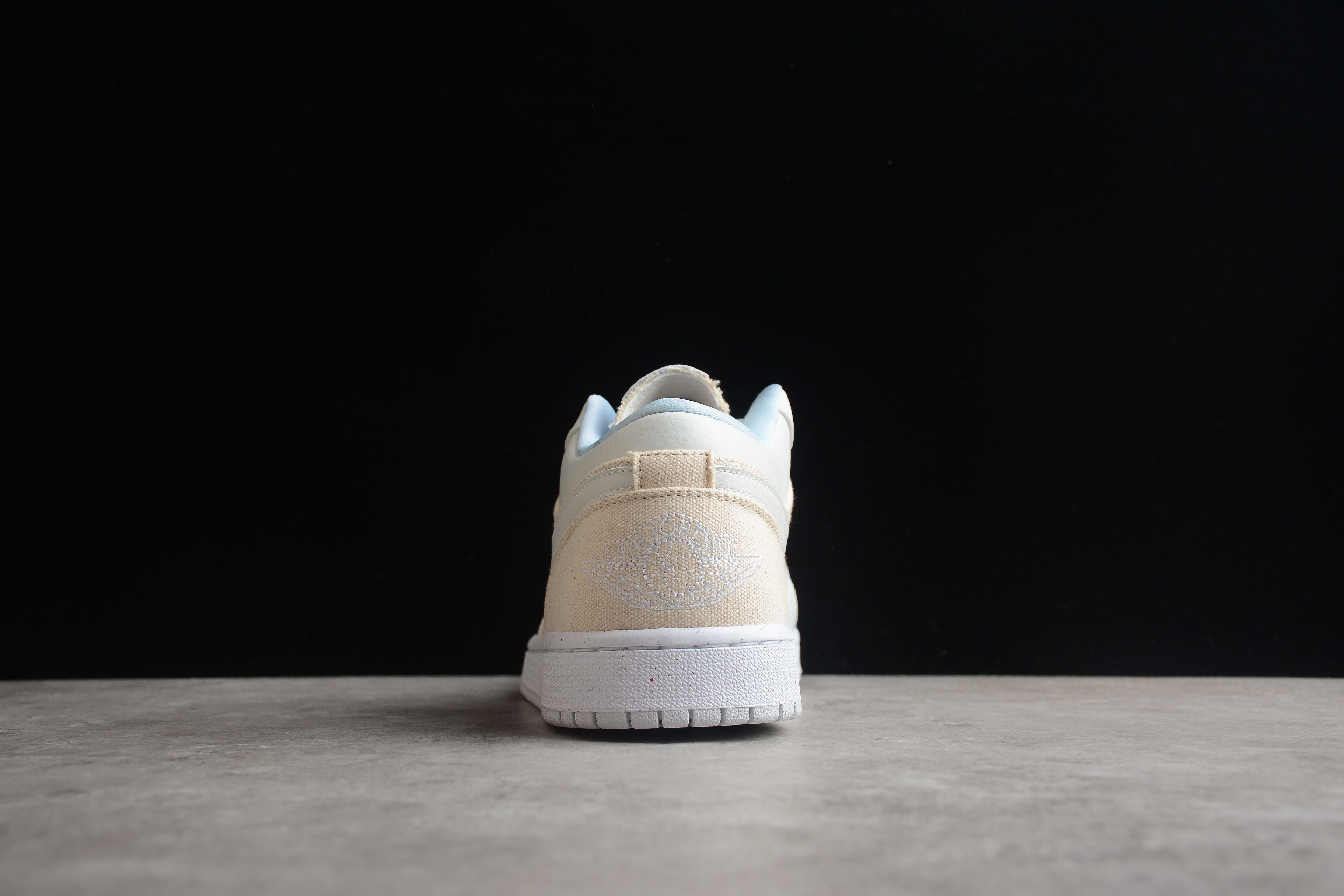 Jordan 1 Low – Gris / Beige / Azul