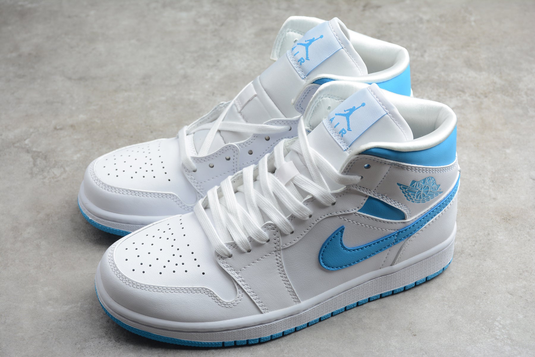 Air Jordan 1 Mid – Blanco / Azul Claro