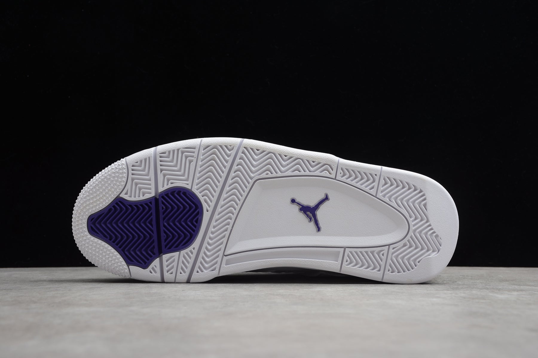 Air Jordan 4 – Blanco Chapas / Lila