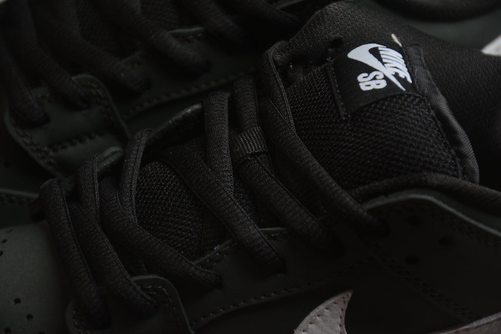 Dunk SB – Gris Oscuro / Blanco