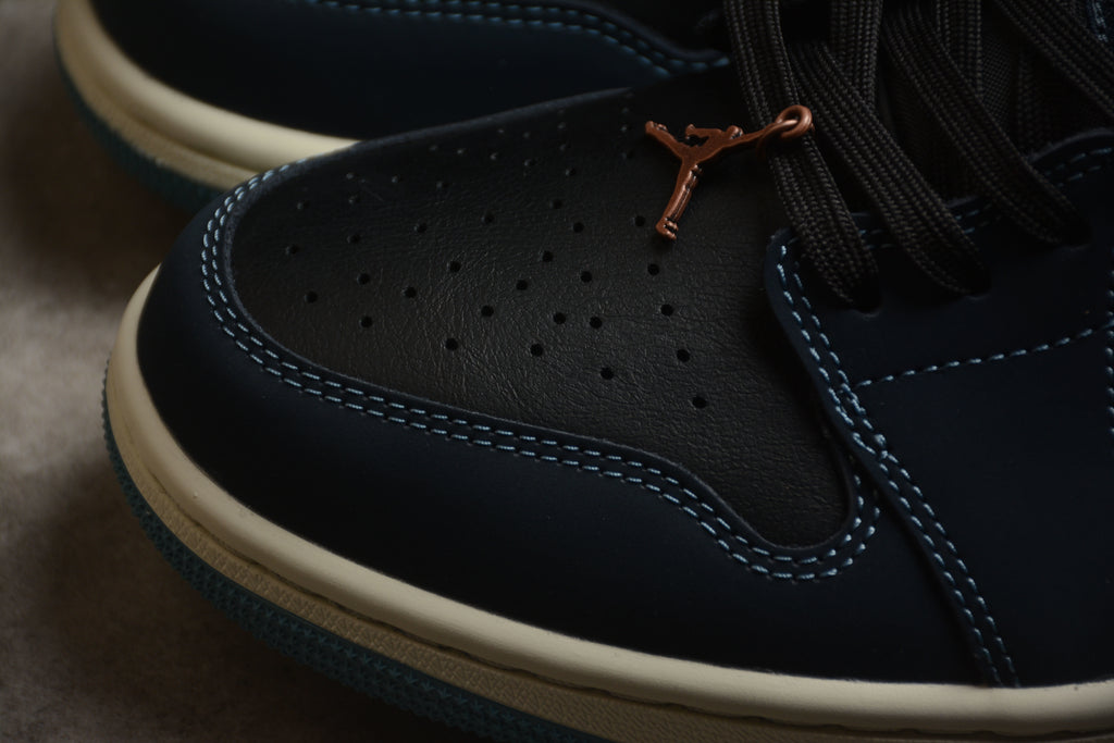 Jordan 1 Low – Negro / Azul Oscuro