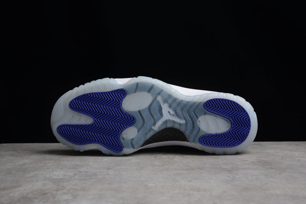 Air Jordan 11 – Blanco / Negro
