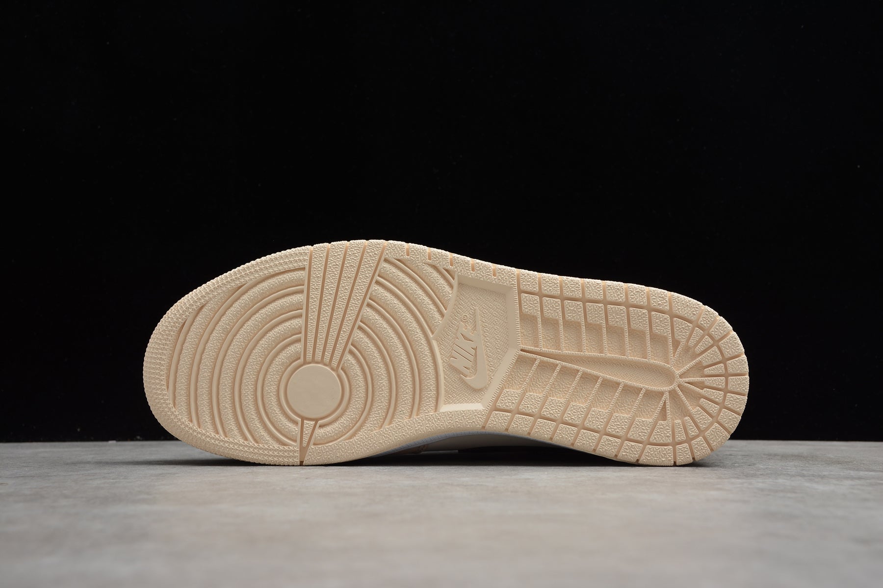 Air Jordan 1 Mid – Beige / Negro