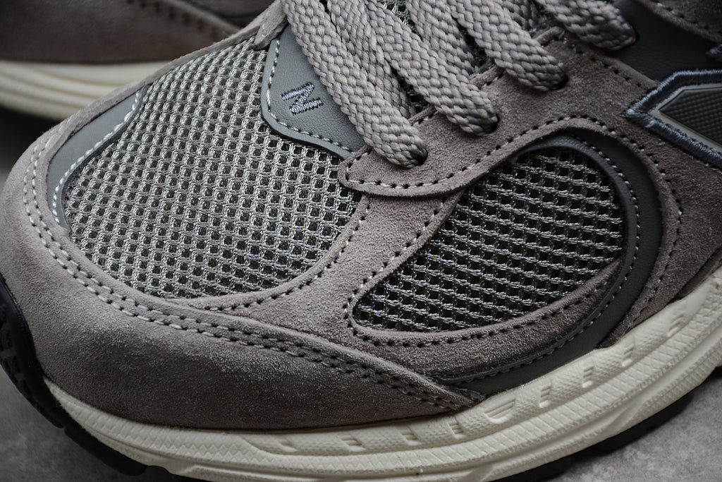 New Balance 2002R – Gris Oscuro
