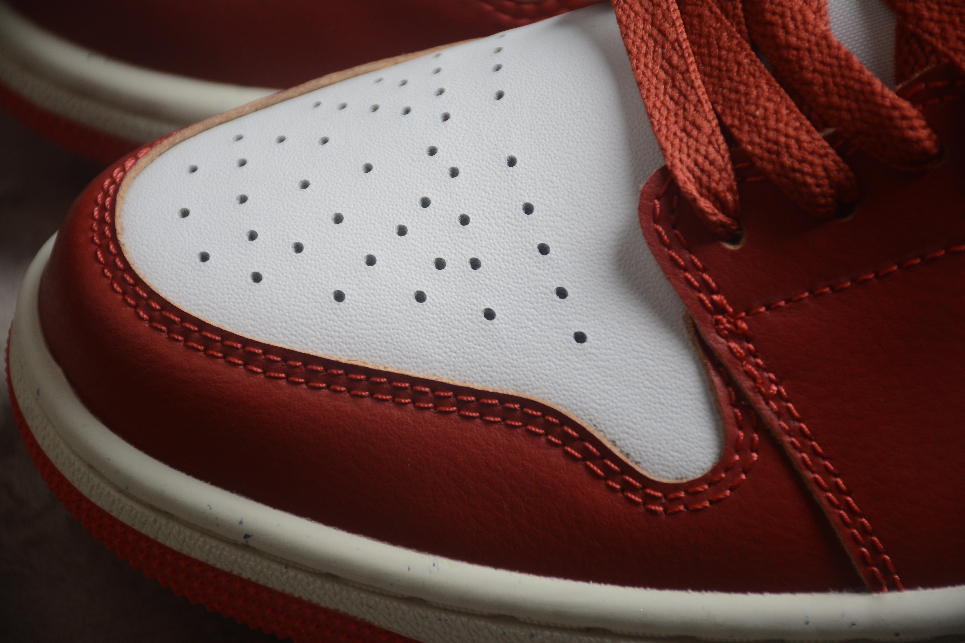 Jordan 1 Low – Rojo Oscuro