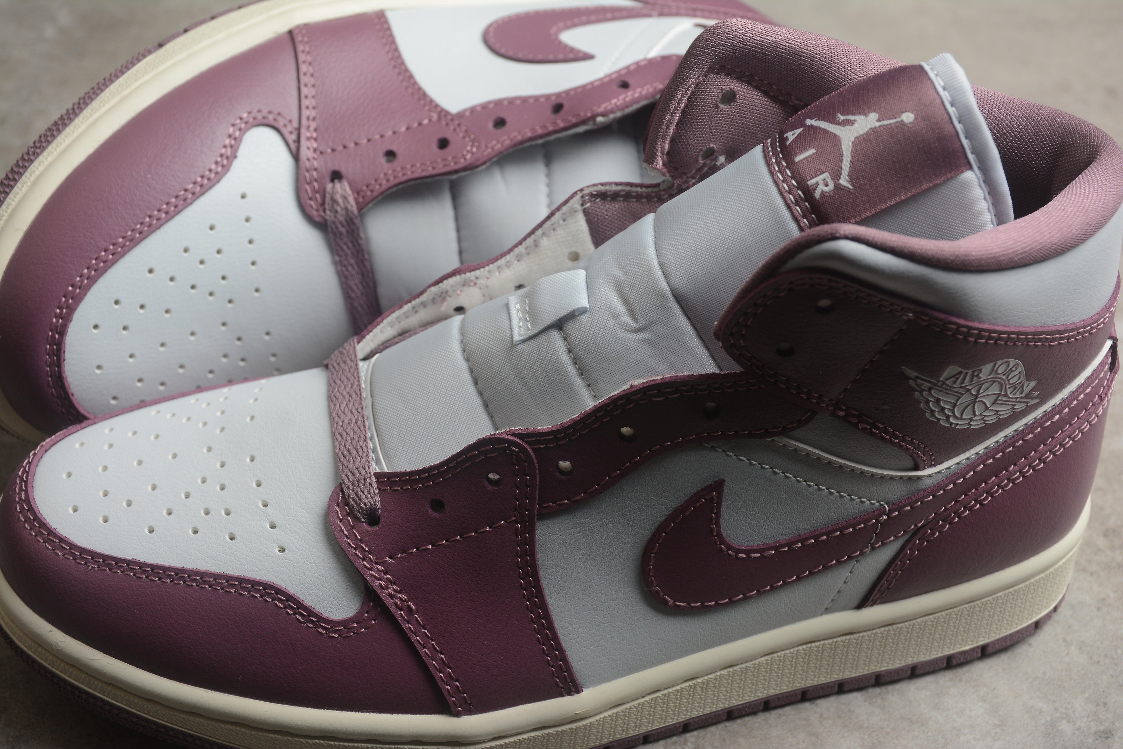 Air Jordan 1 Mid – Lila / Blanco