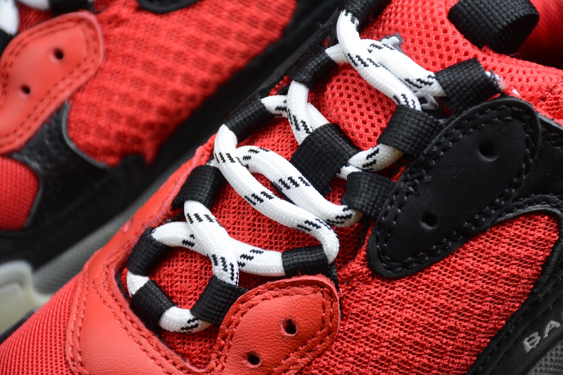 Balenciaga Triple S – Negro / Rojo