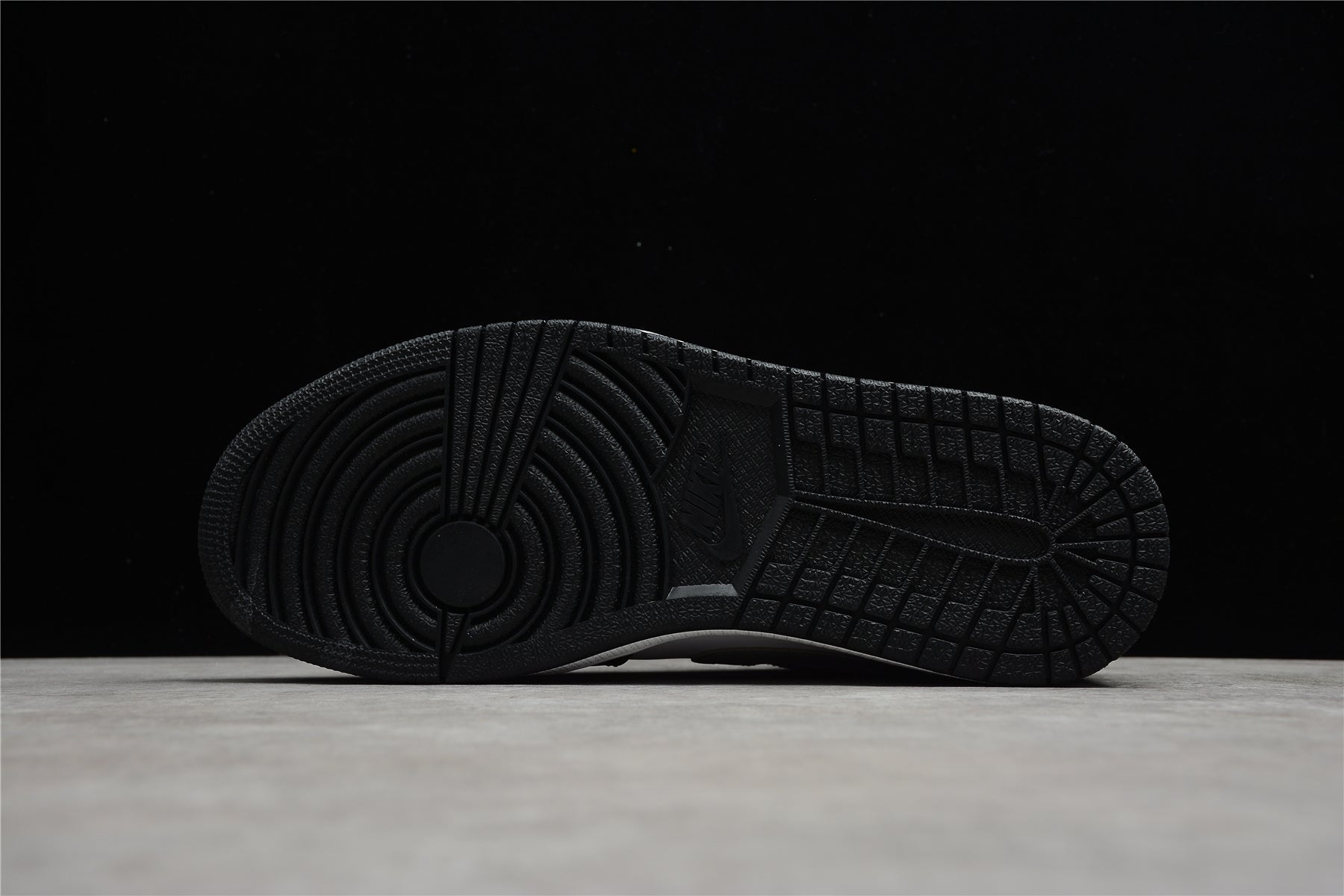 Jordan 1 Low – Negro / Blanco / Gris