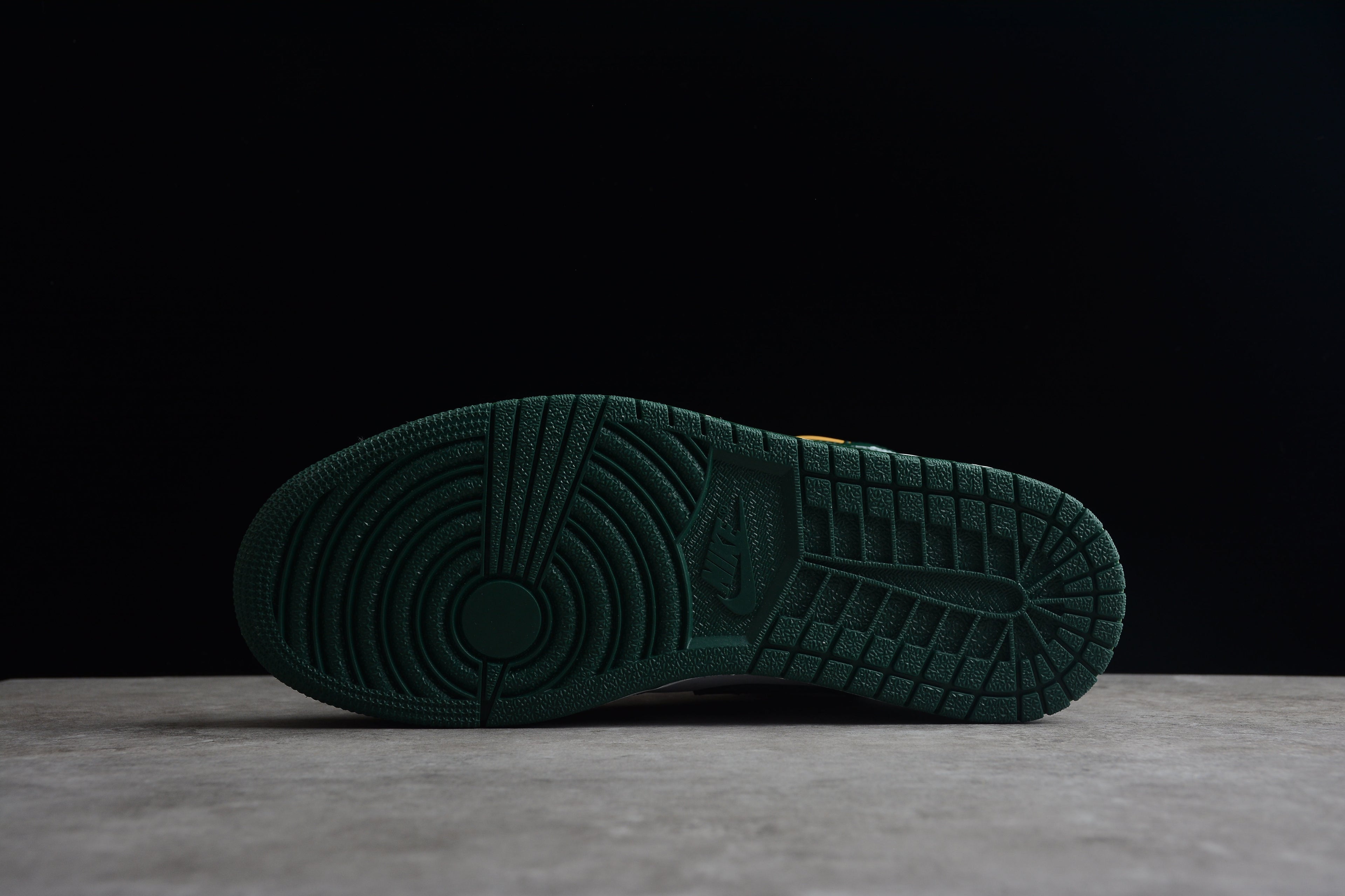 Air Jordan 1 Mid – Verde Oscuro / Naranja