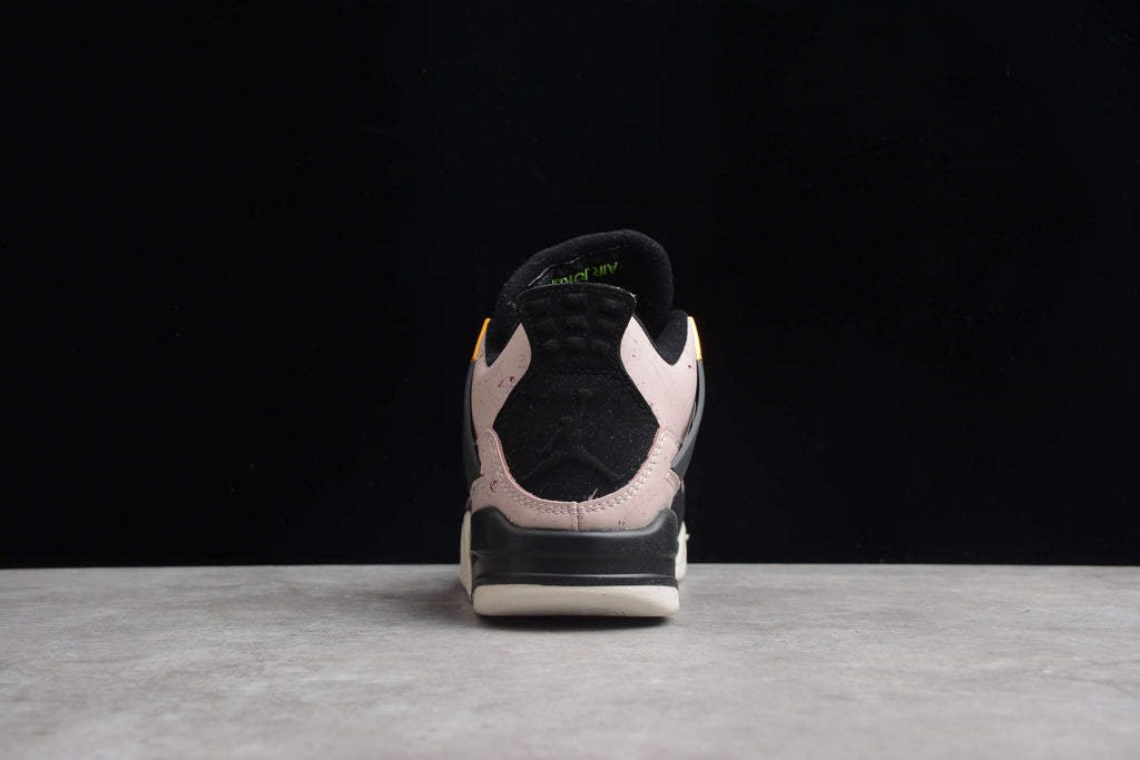 Air Jordan 4 – Rosa / Negro / Dorado