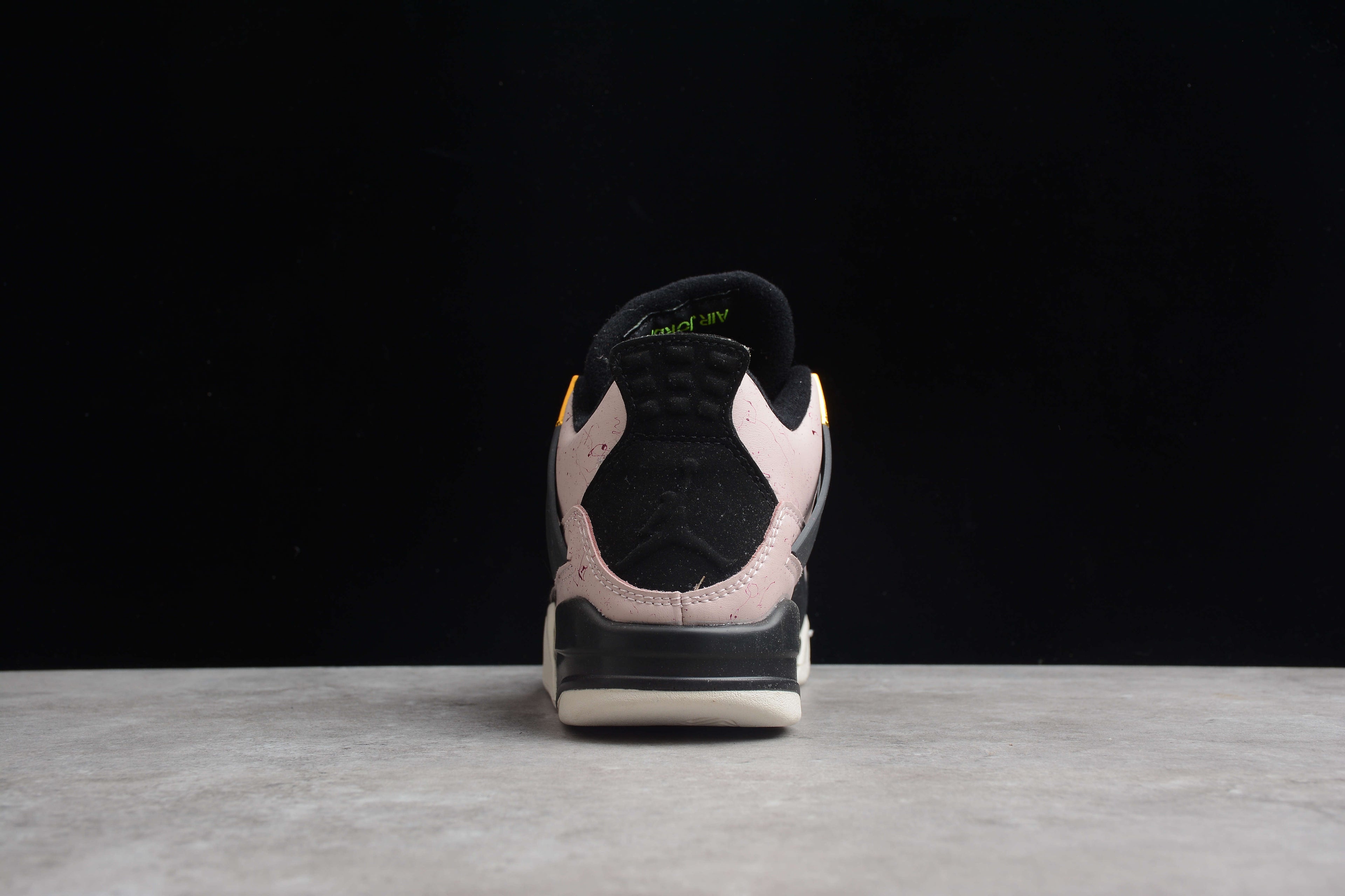 Air Jordan 4 – Rosa / Negro / Dorado