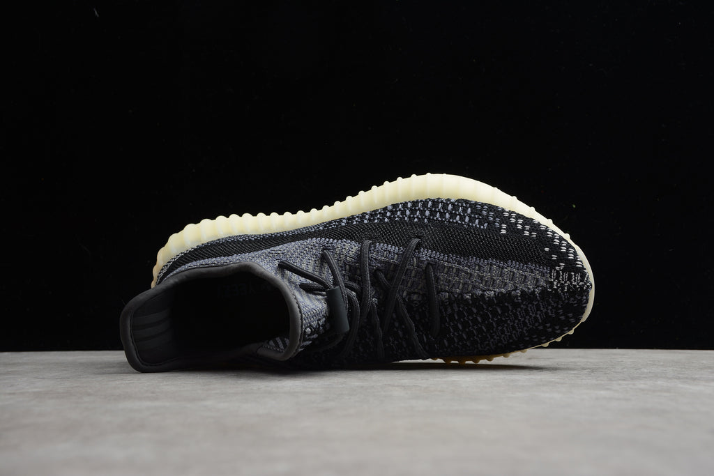 Adidas Yeezy 350 – Negro / Beige