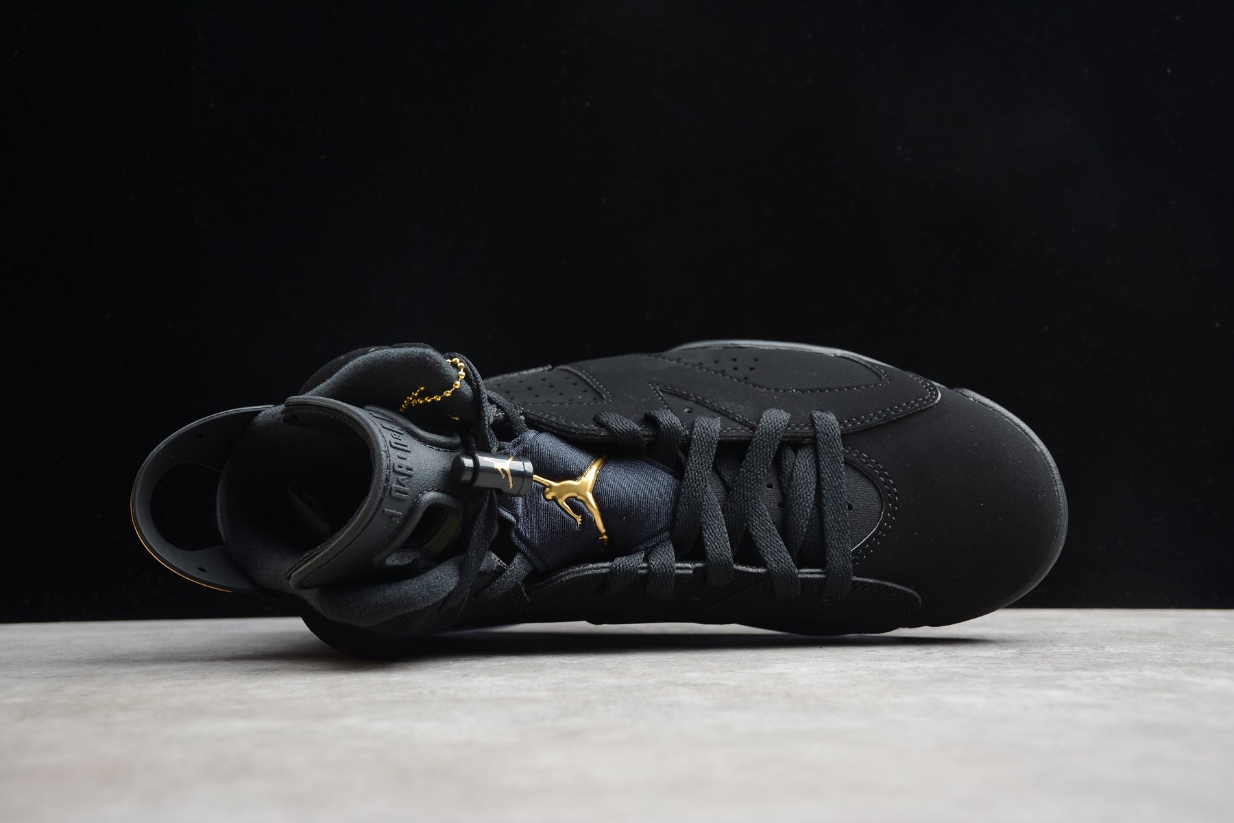 Air Jordan 6 – Negro / Dorado