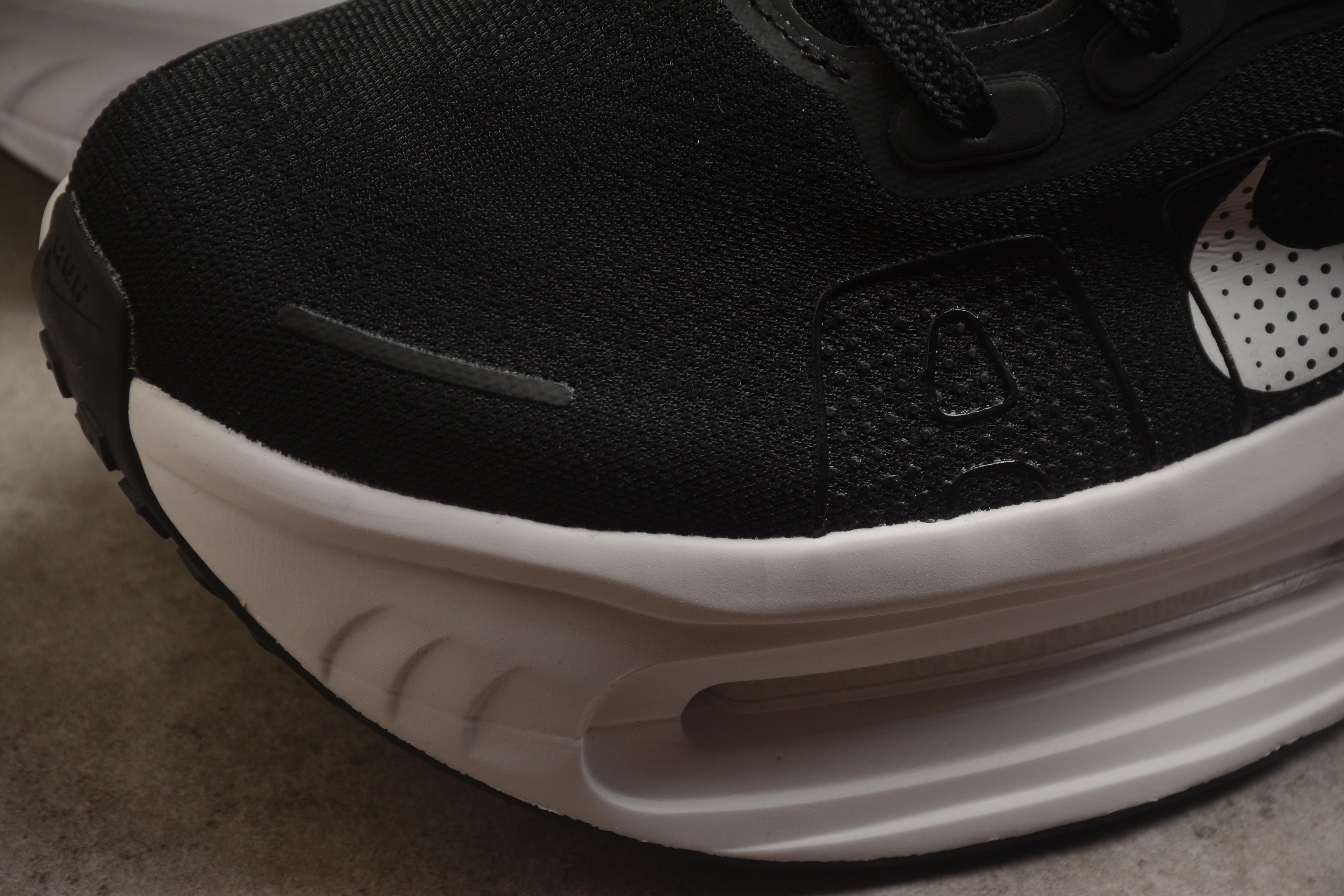 Vomero Premium – Negro / Blanco