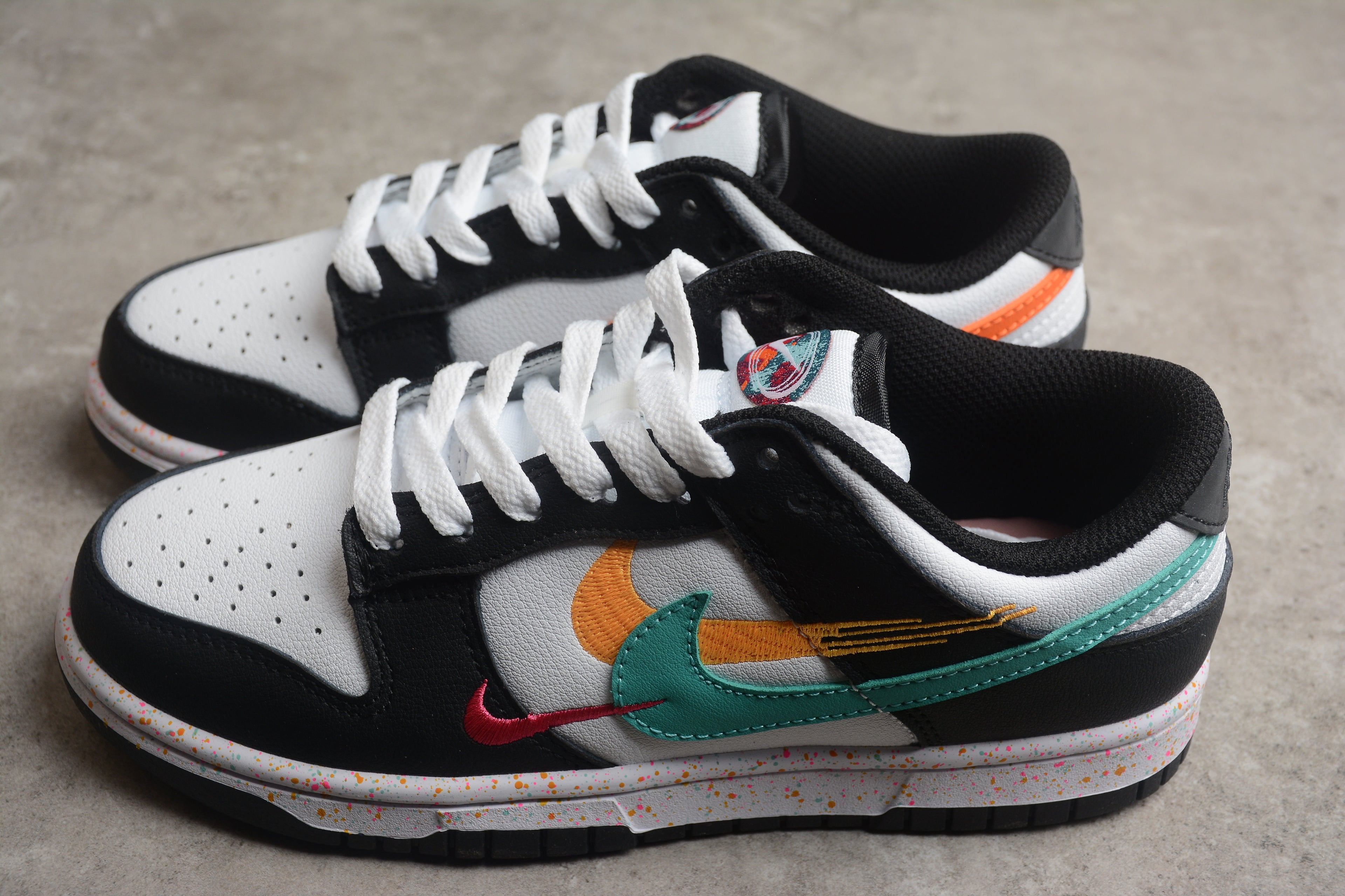 Dunk SB – Negro / Gris / Naranja / Verde