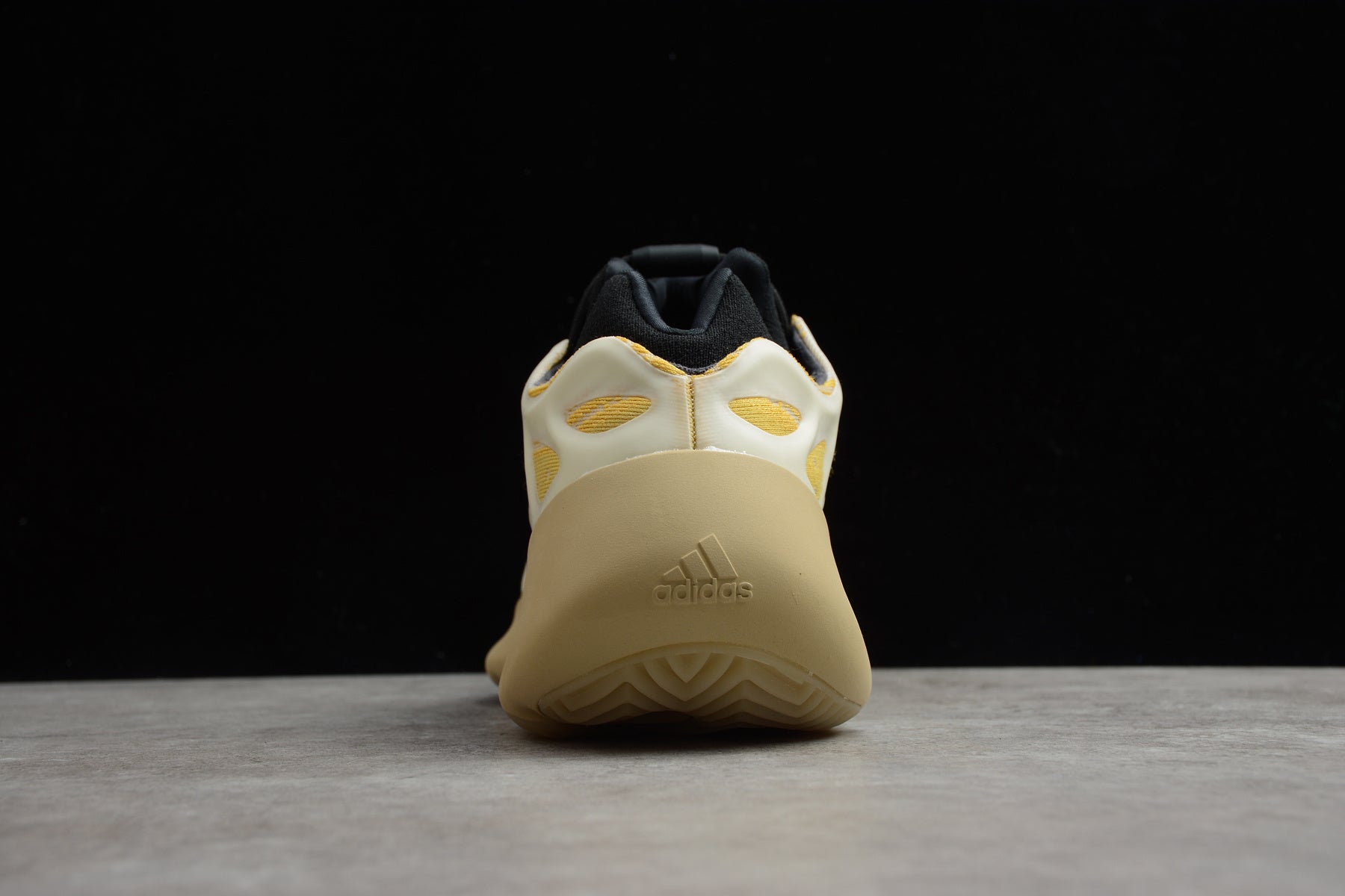 Adidas Yeezy 700 V3 – Beige / Amarillo