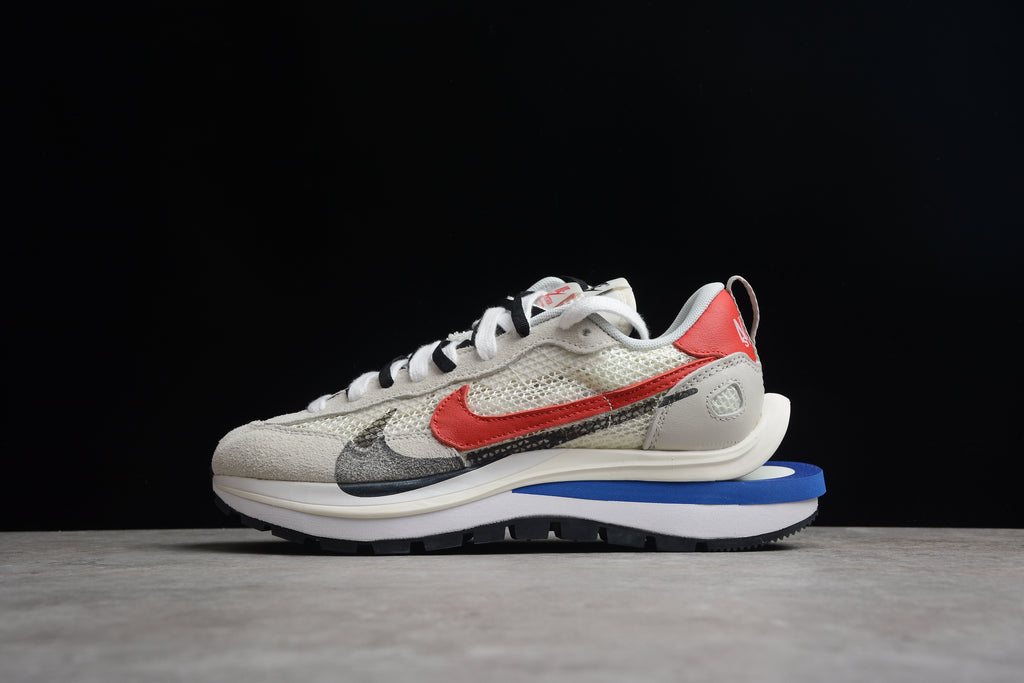 Sacai x VaporWaffle – Blanco / Rojo