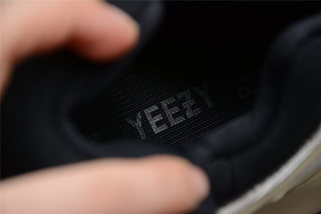 Adidas Yeezy 700 V3 – Beige / Blanco