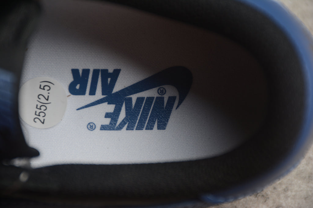 Jordan 1 Low – Negro / Azul Oscuro
