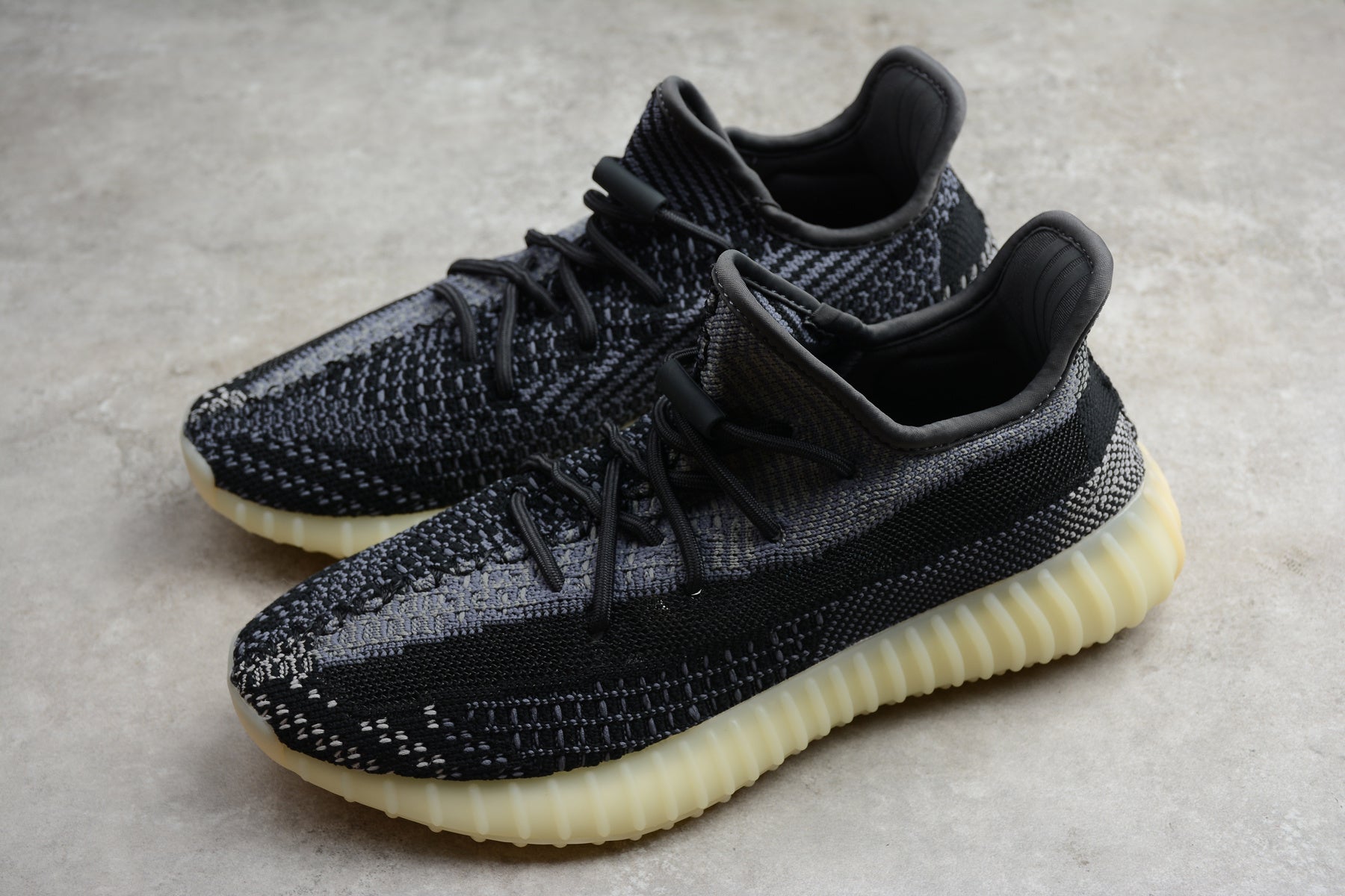 Adidas Yeezy 350 – Negro / Beige