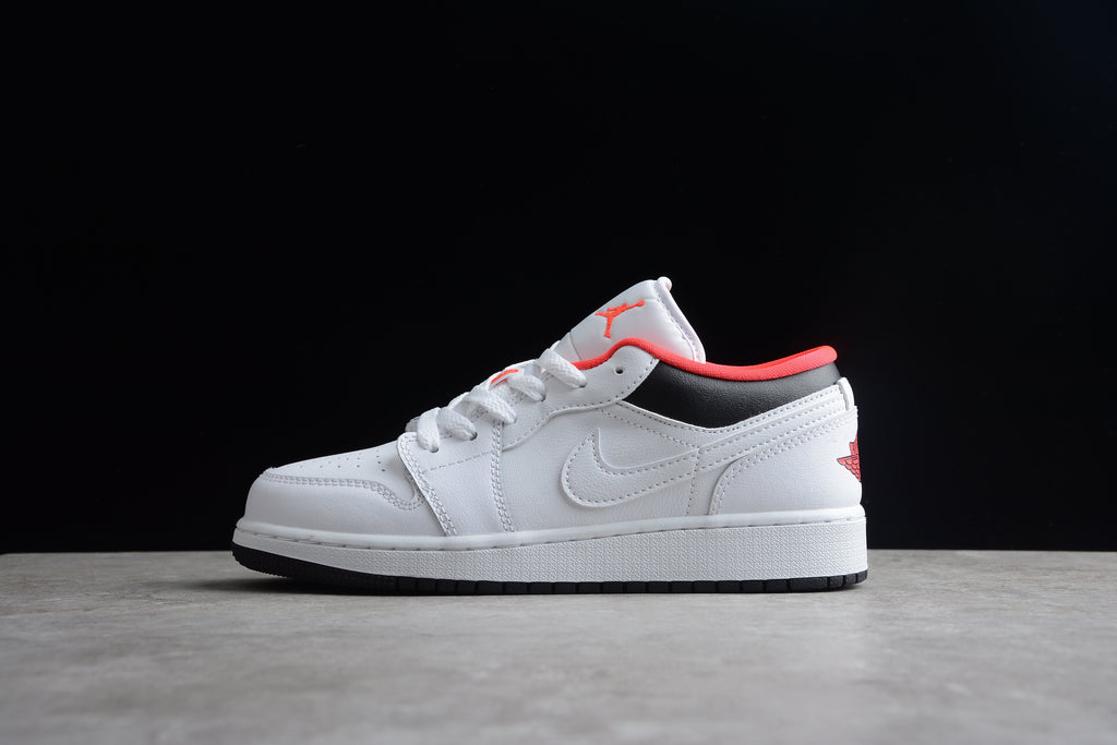 Jordan 1 Low – Blanco / Rosa / Negro