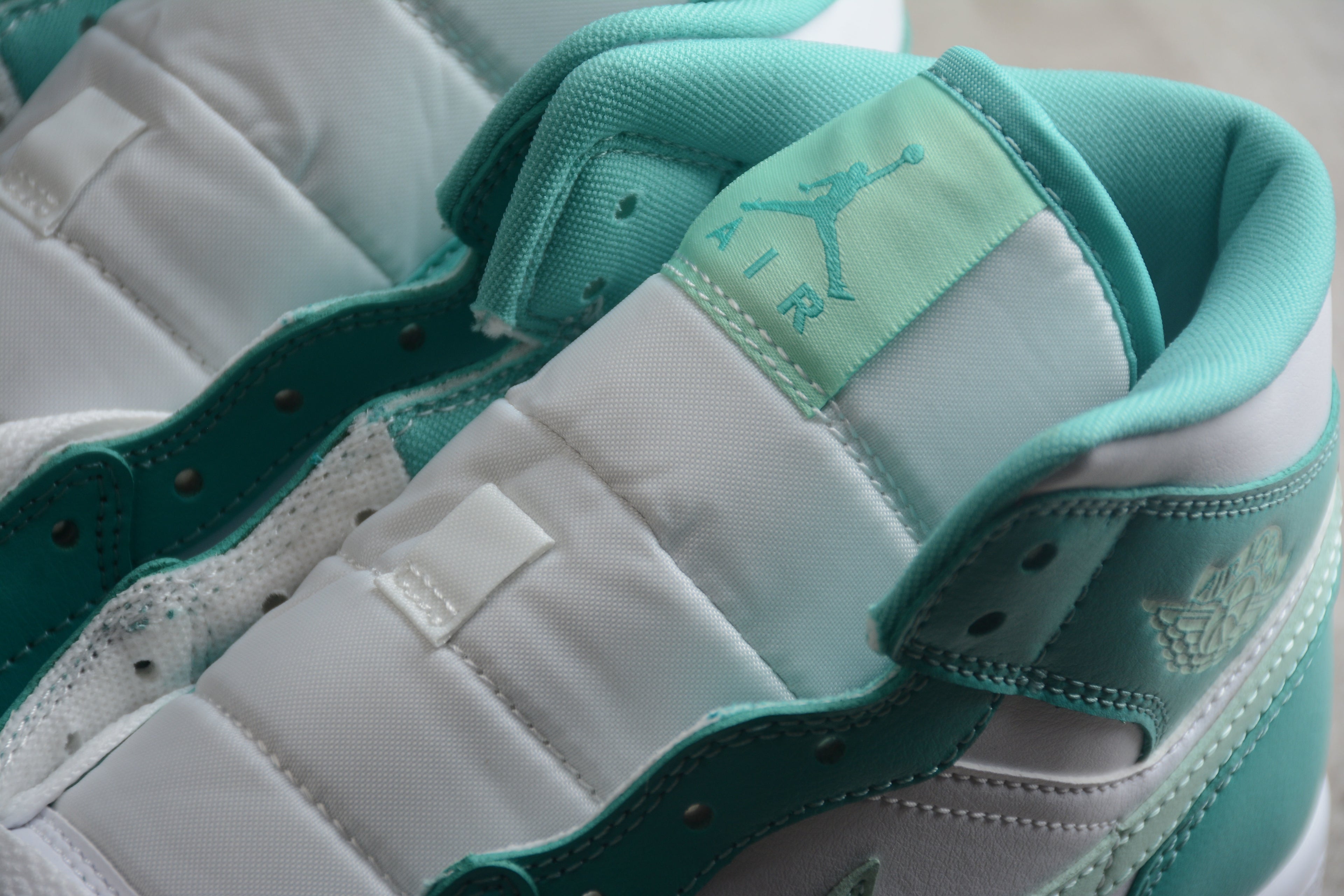 Air Jordan 1 Mid – Turquesa / Blanco
