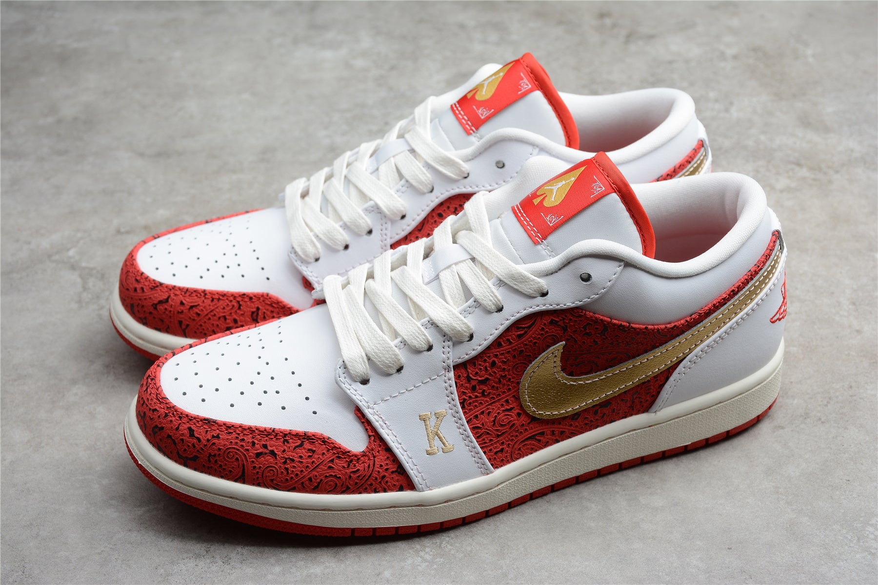 Jordan 1 Low – Rojo / Blanco / Dorado