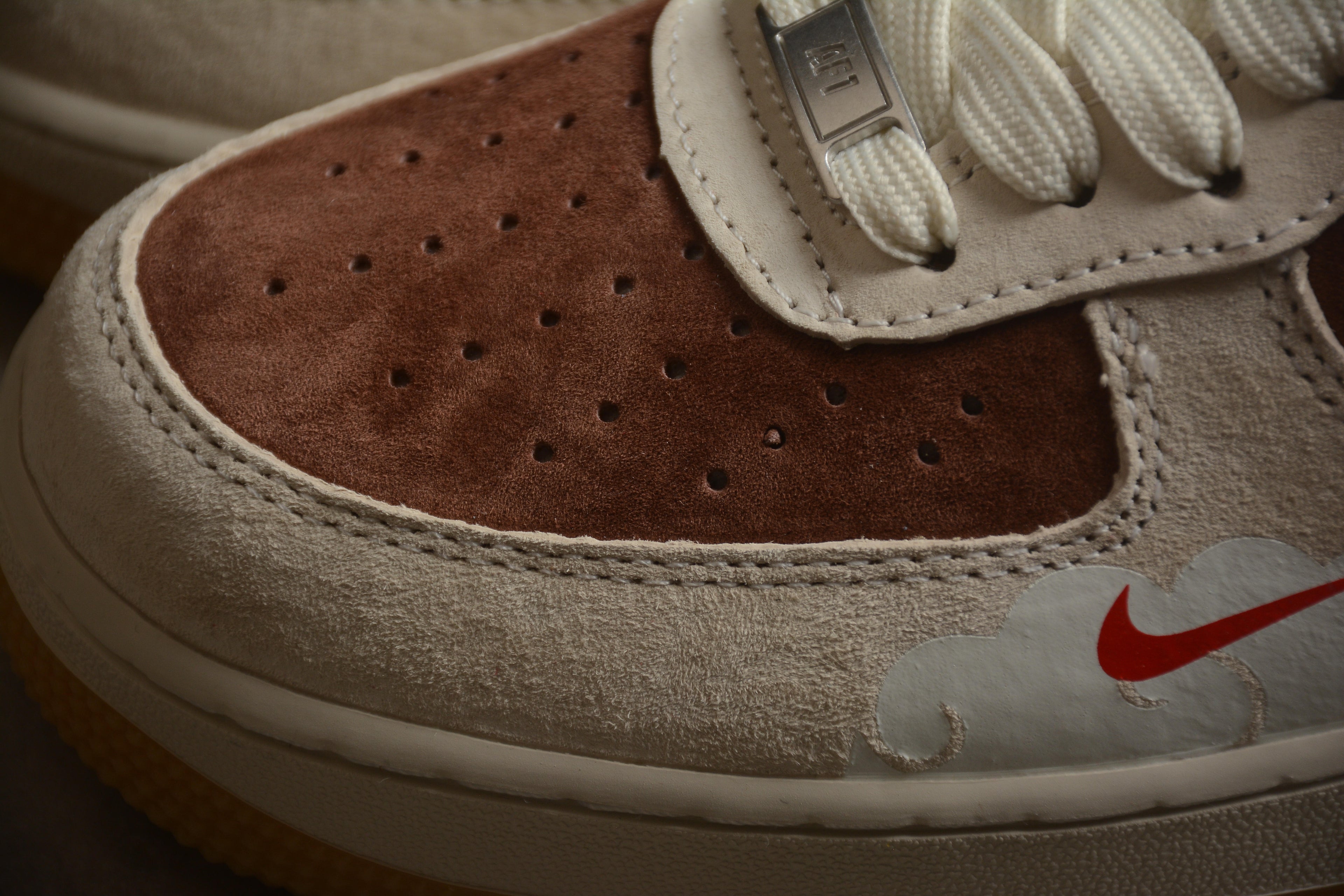 Air Force 1 Low – Beige / Marrón / Rojo