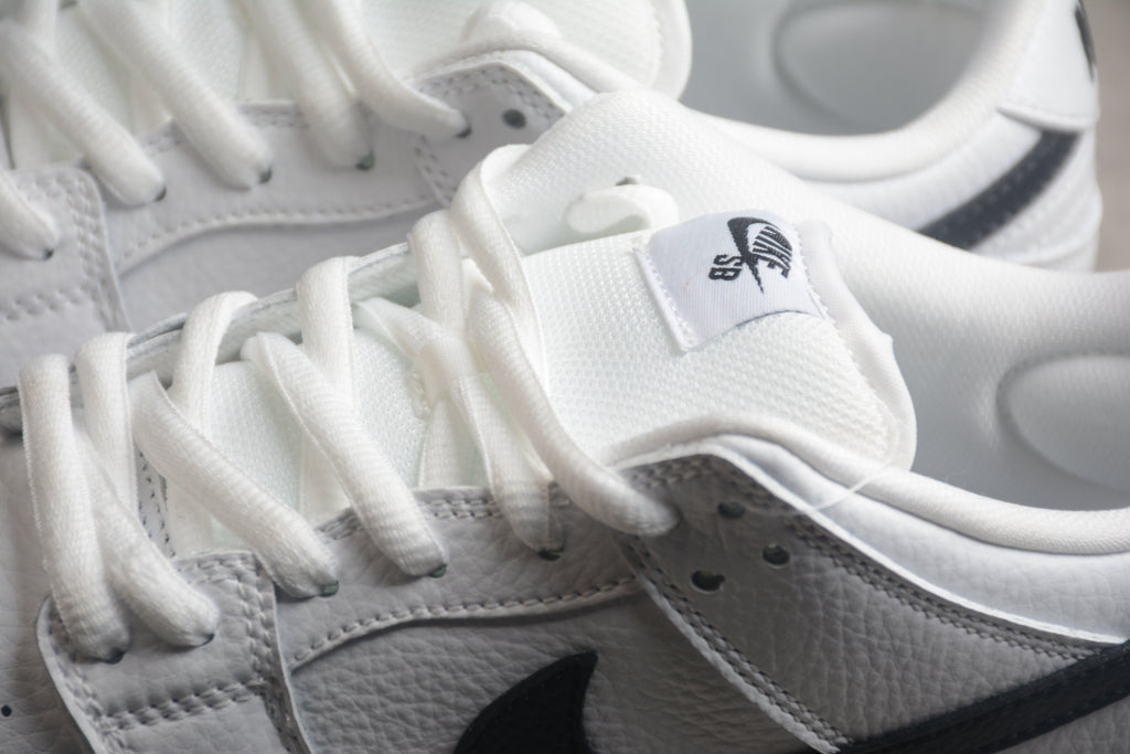 Dunk SB – Blanco / Negro