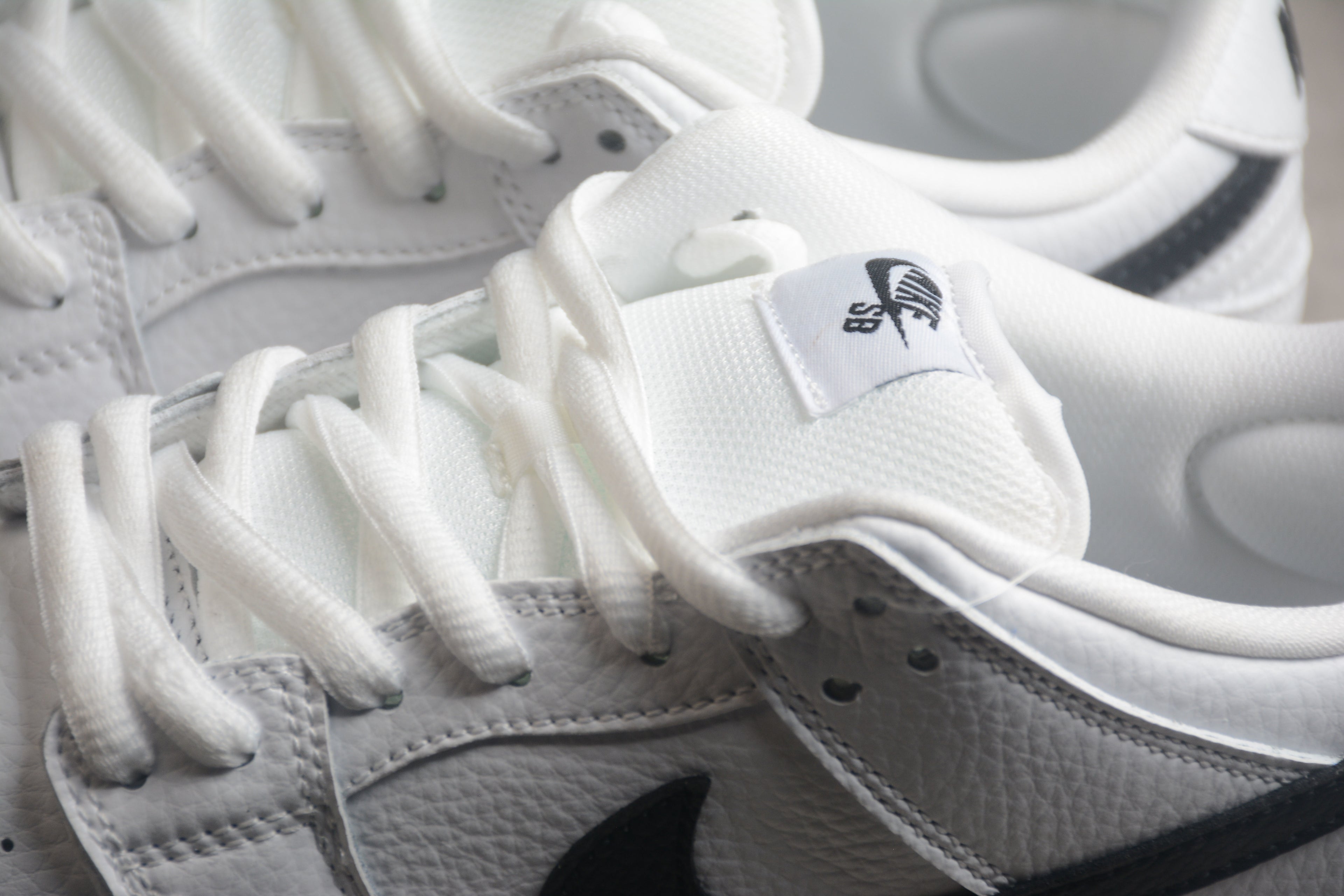 Dunk SB – Blanco / Negro