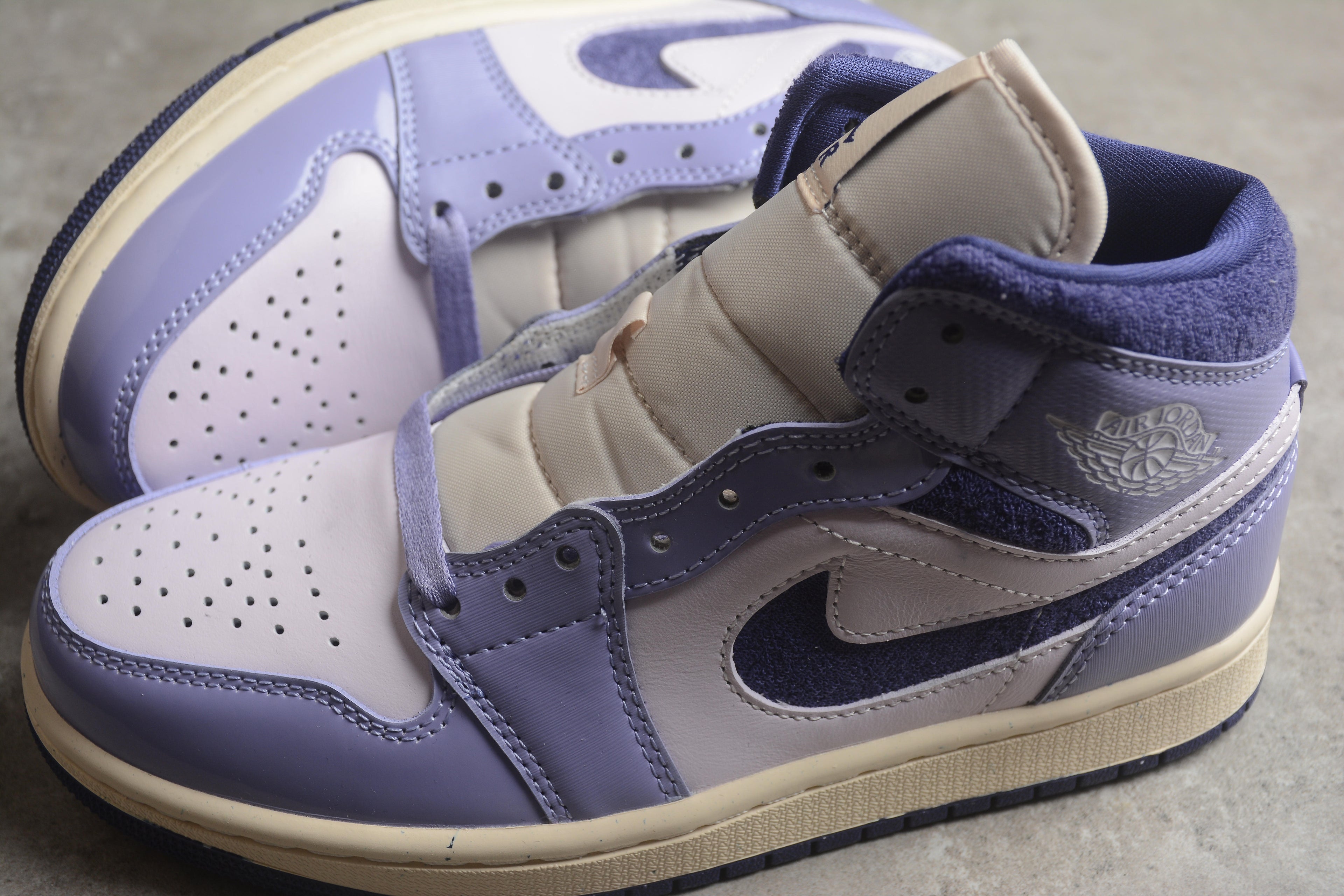 Air Jordan 1 Mid – Lila