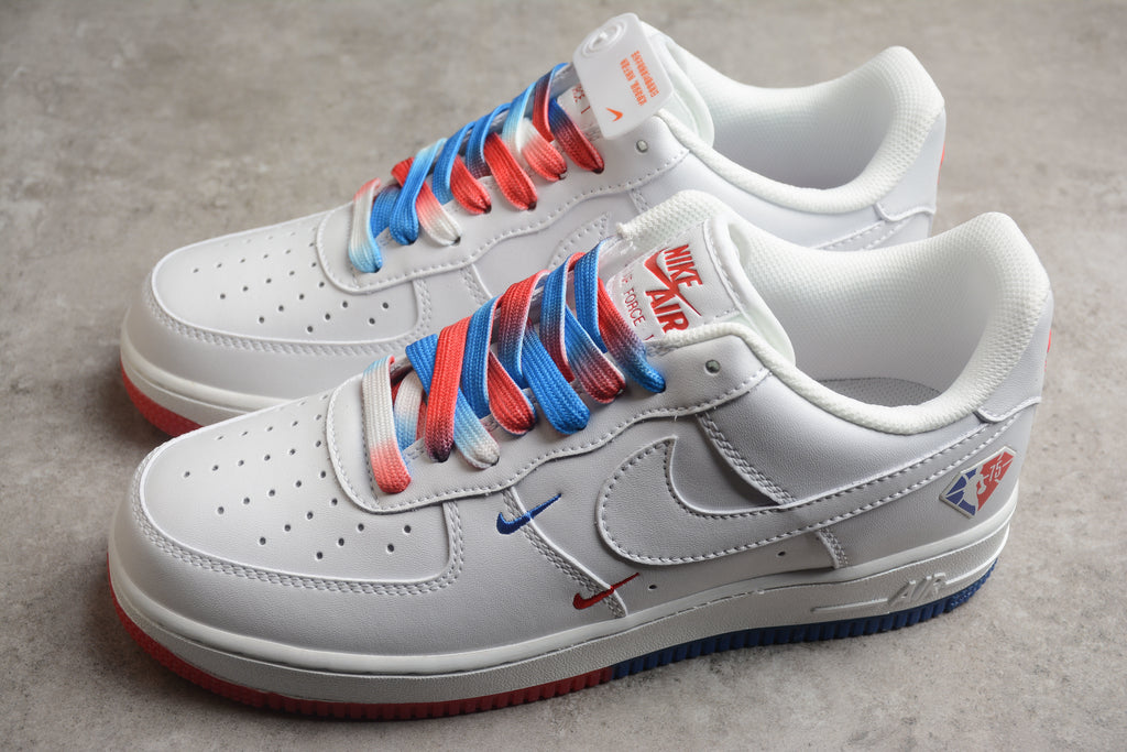 Nike Air Force 1 Low – Blanco / Rojo / Azul