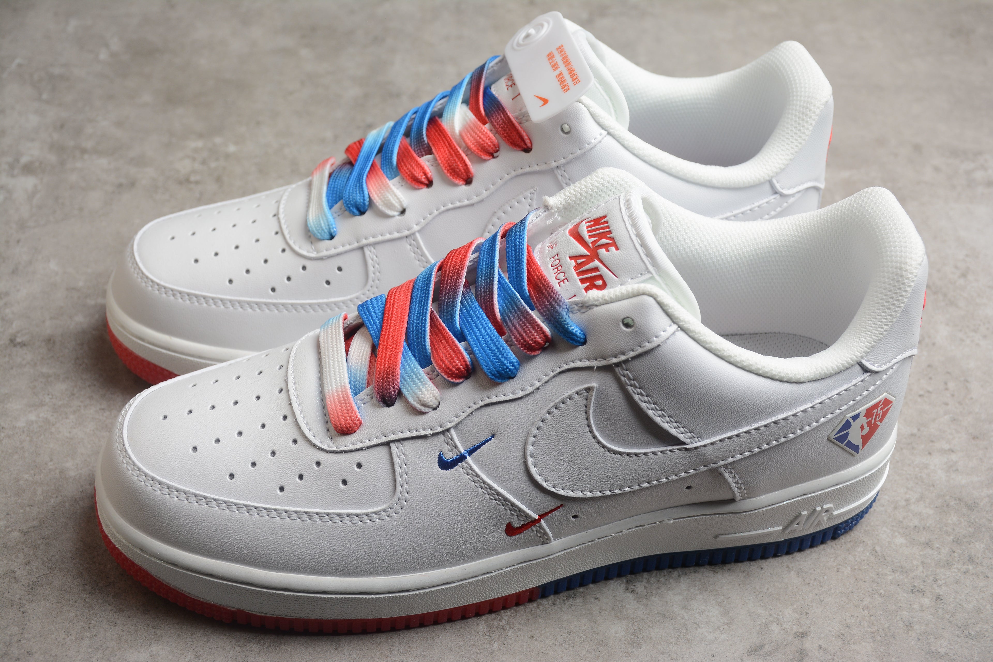 Nike Air Force 1 Low – Blanco / Rojo / Azul