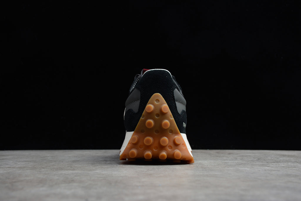 New Balance 327 – Negro / Blanco