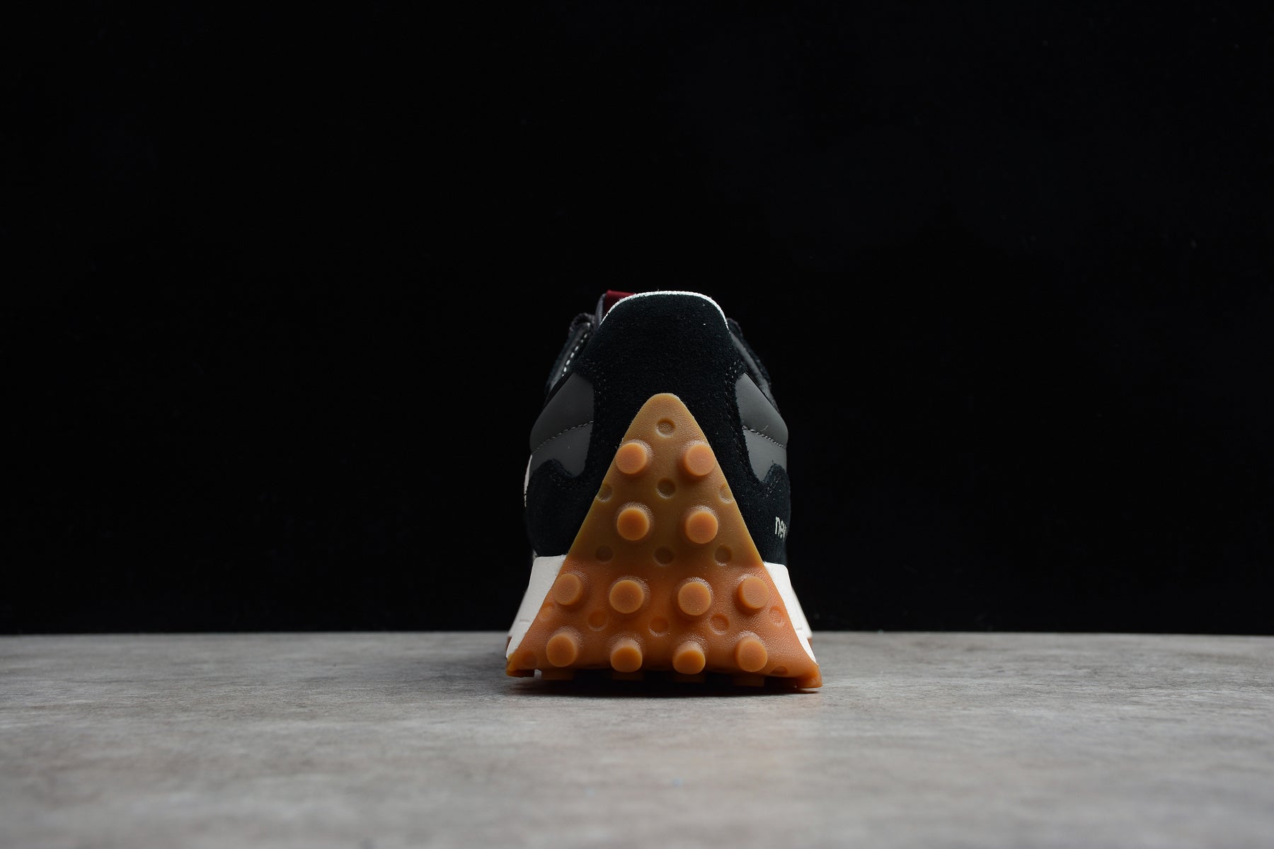 New Balance 327 – Negro / Blanco