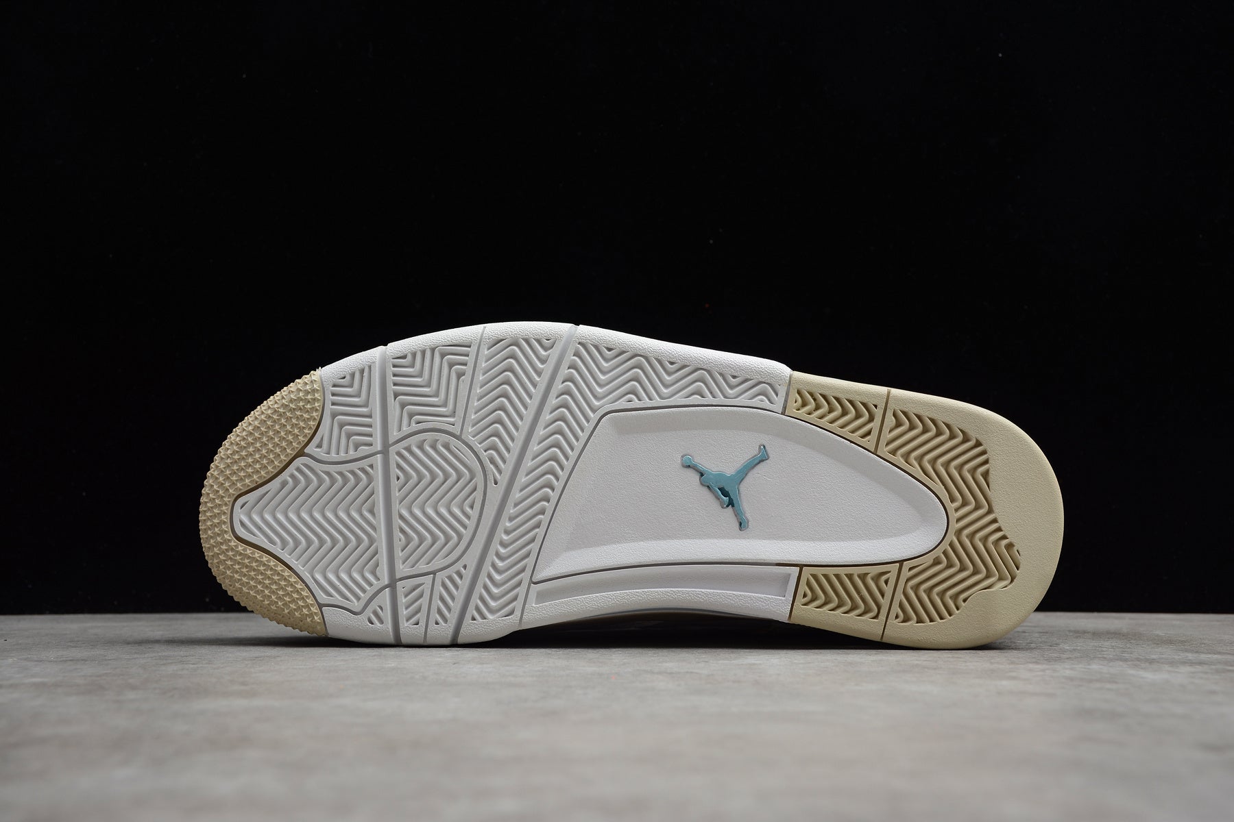 Air Jordan 4 – Blanco / Beige