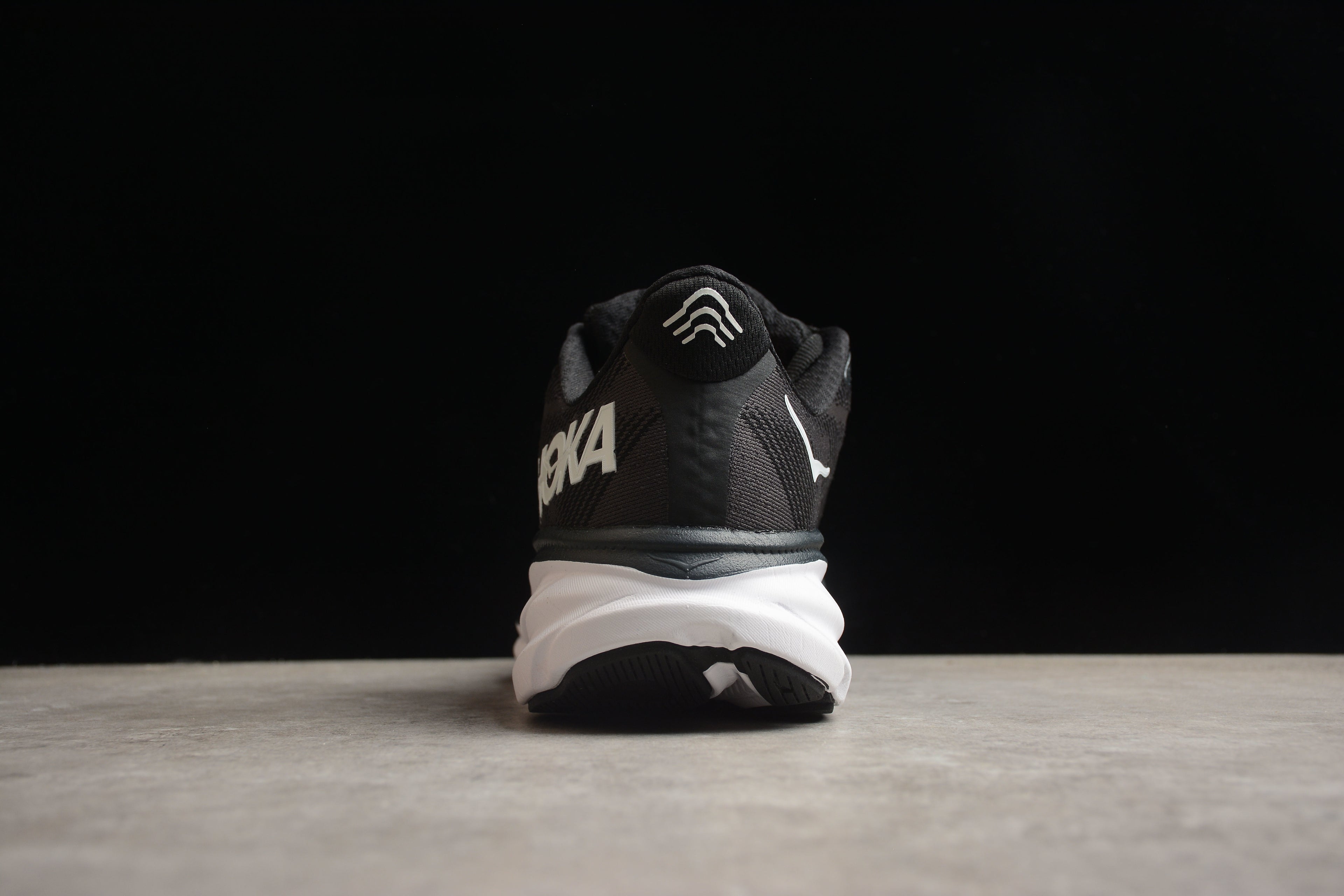 Hoka Clifton 9 – Negro / Blanco