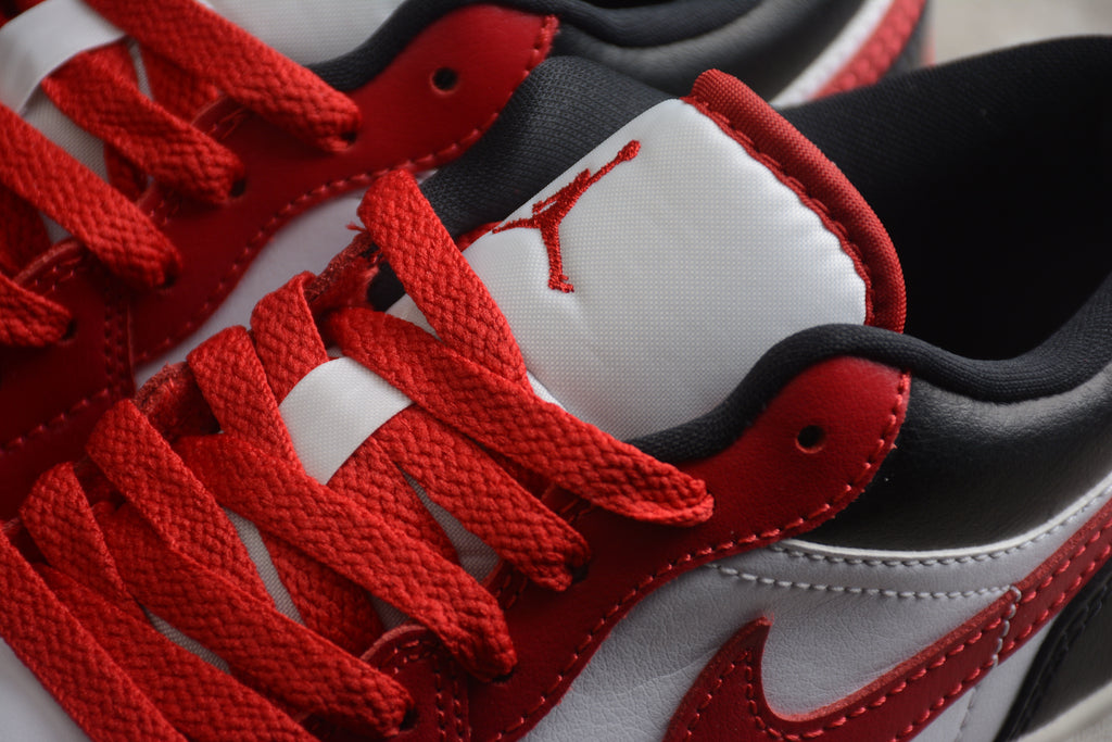 Jordan 1 Low – Rojo / Blanco / Negro