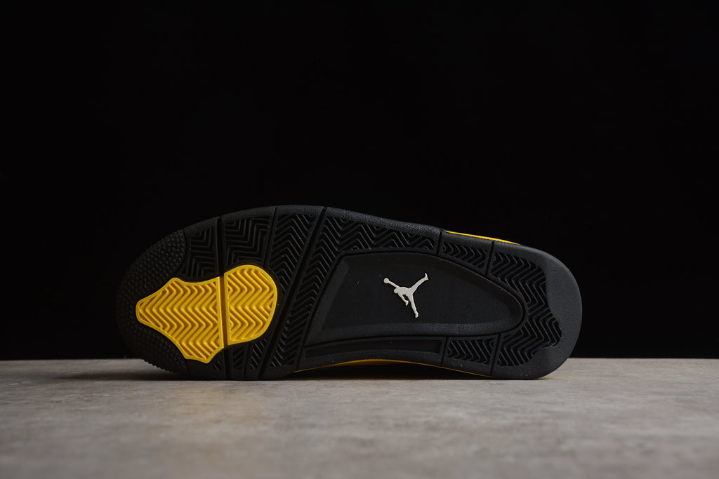 Air Jordan 4 – Negro / Amarillo