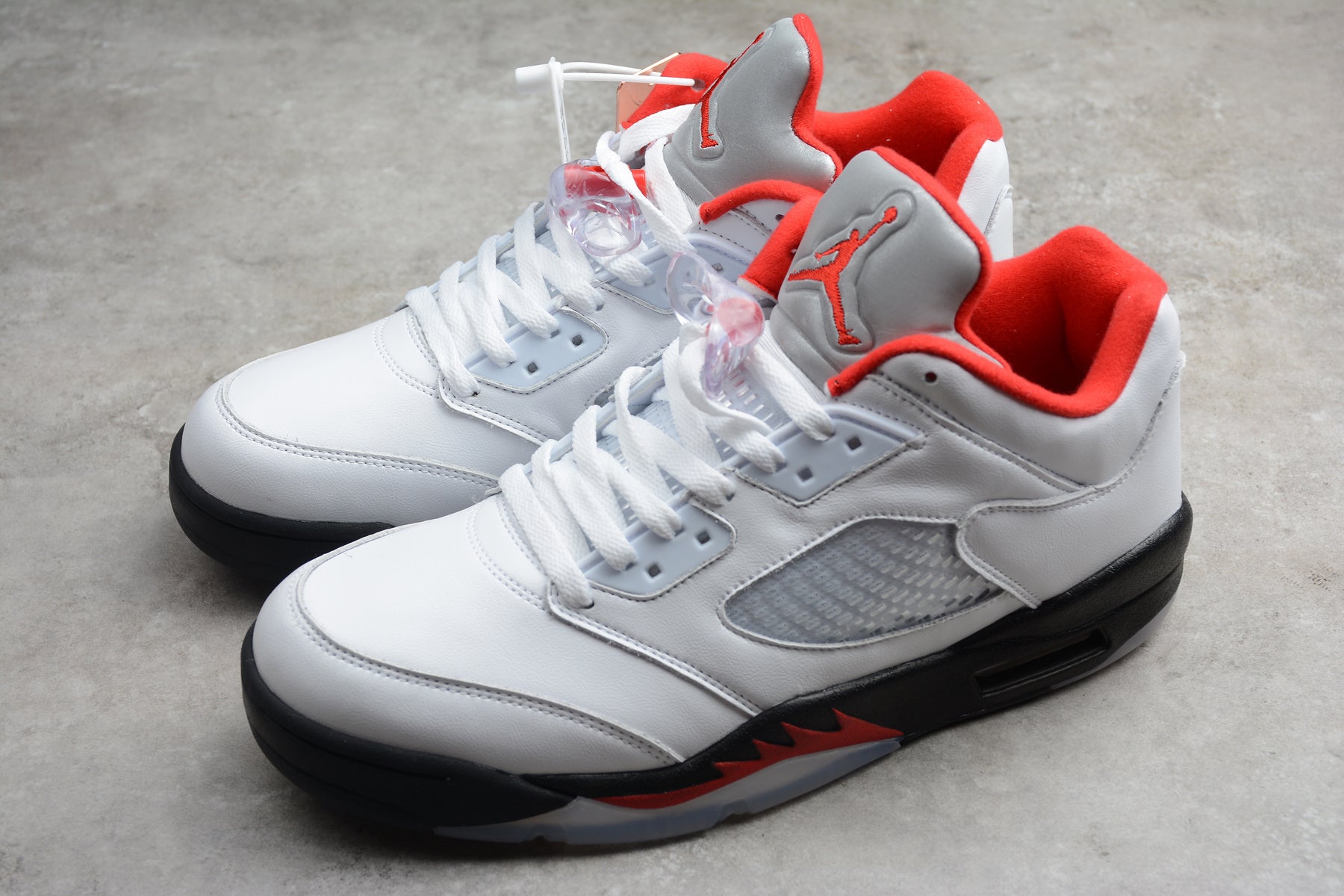 Air Jordan 5 – Blanco / Negro / Rojo
