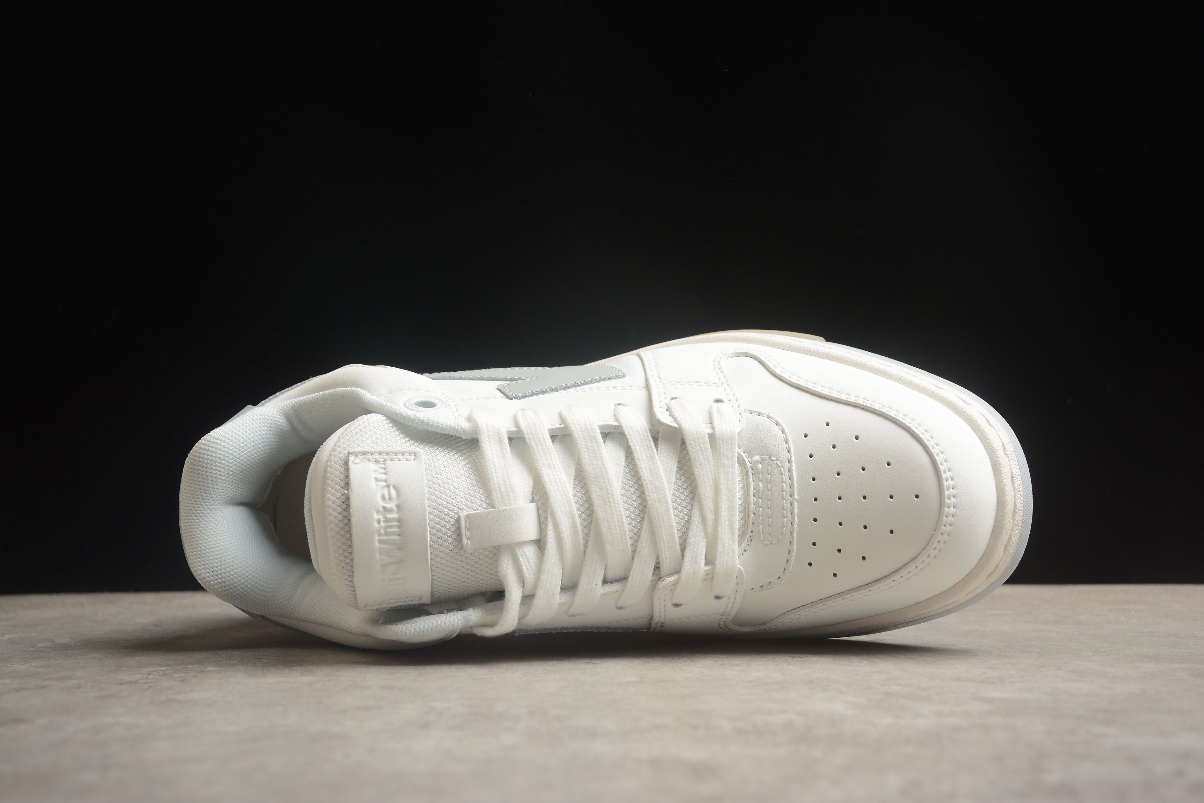 Off-White – Blanco / Gris