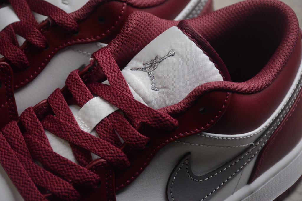 Jordan 1 Low – Granate / Blanco