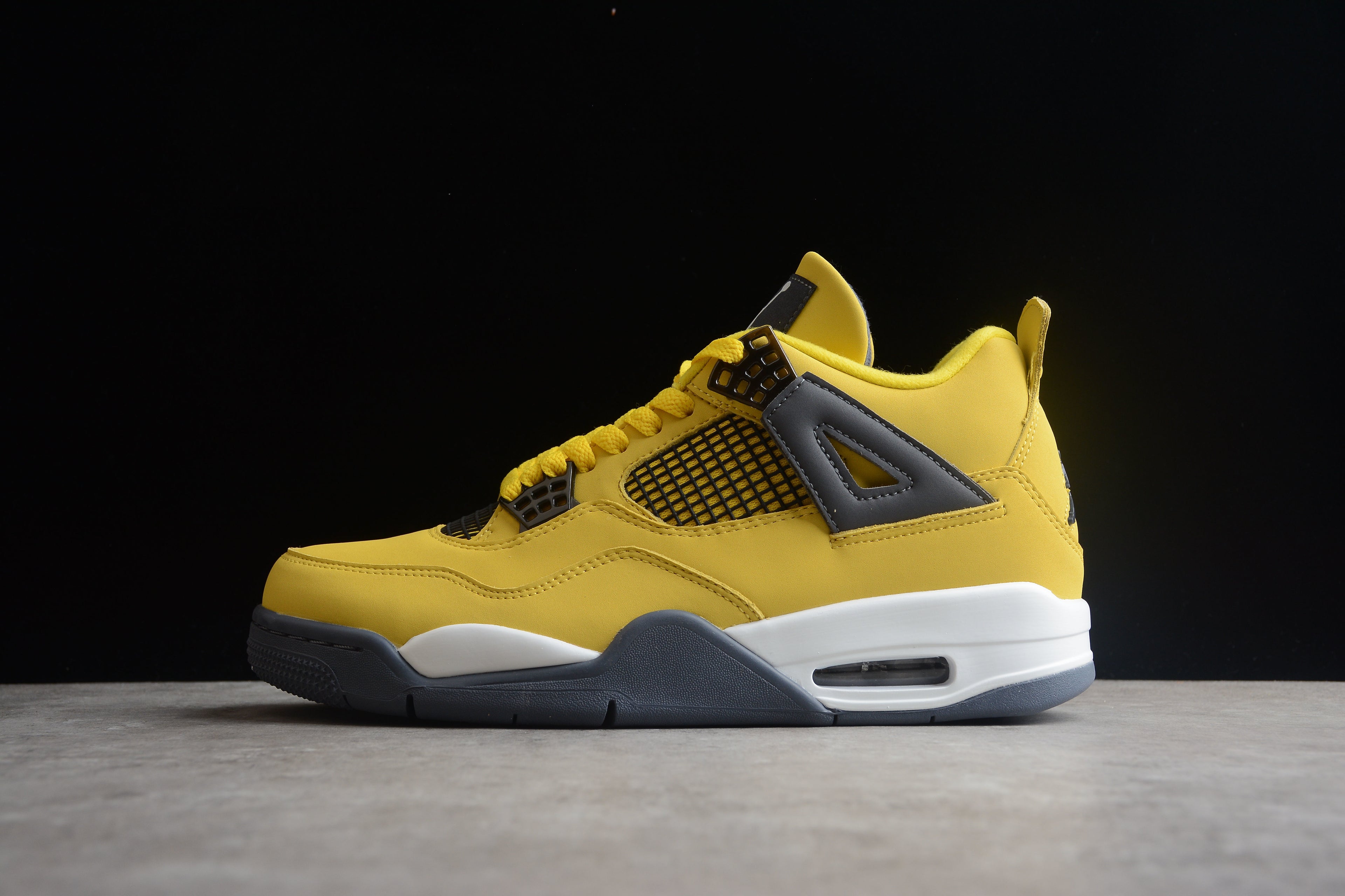Air Jordan 4 – Amarillo / Negro