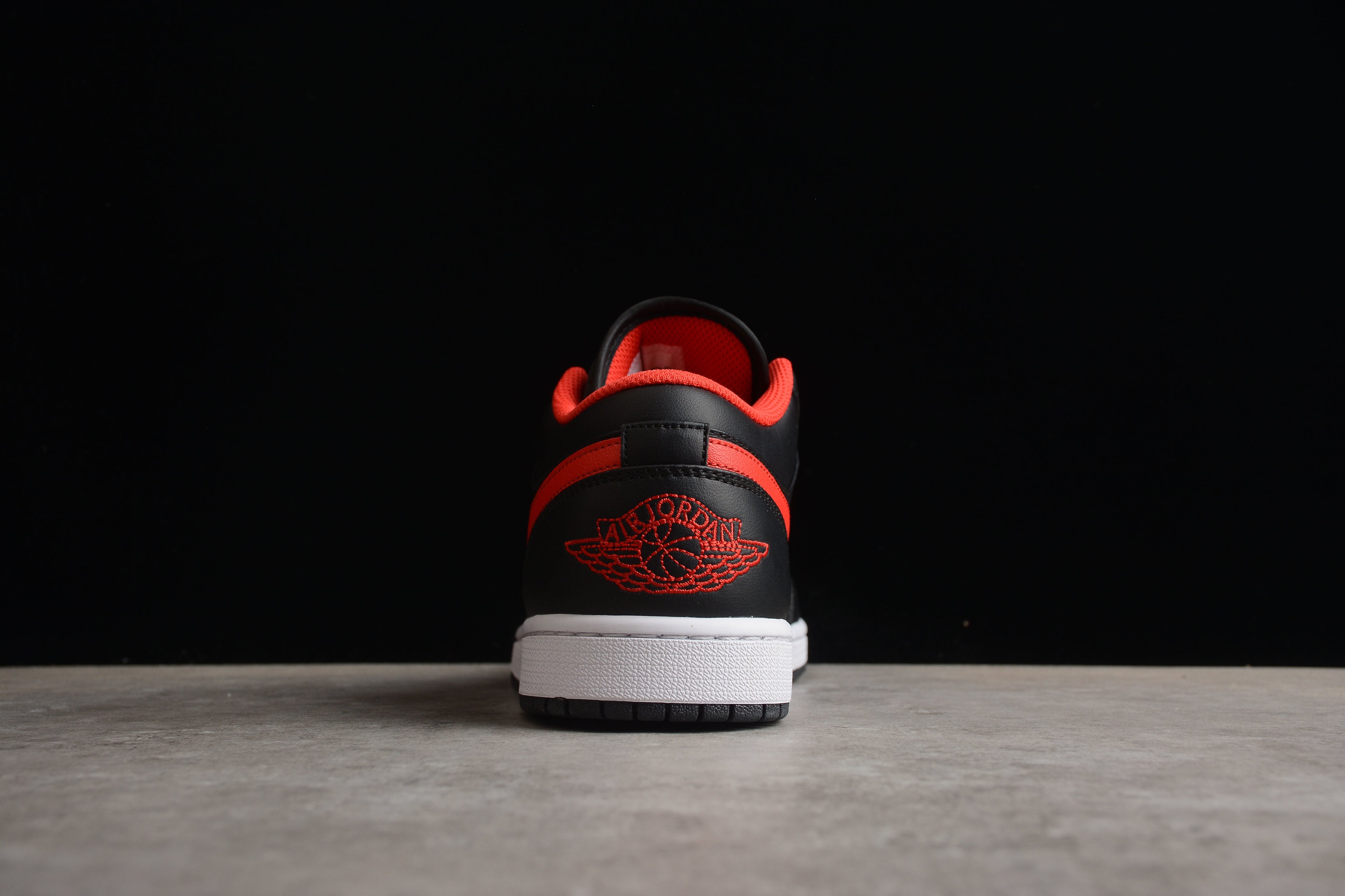 Jordan 1 Low – Negro / Rojo / Blanco