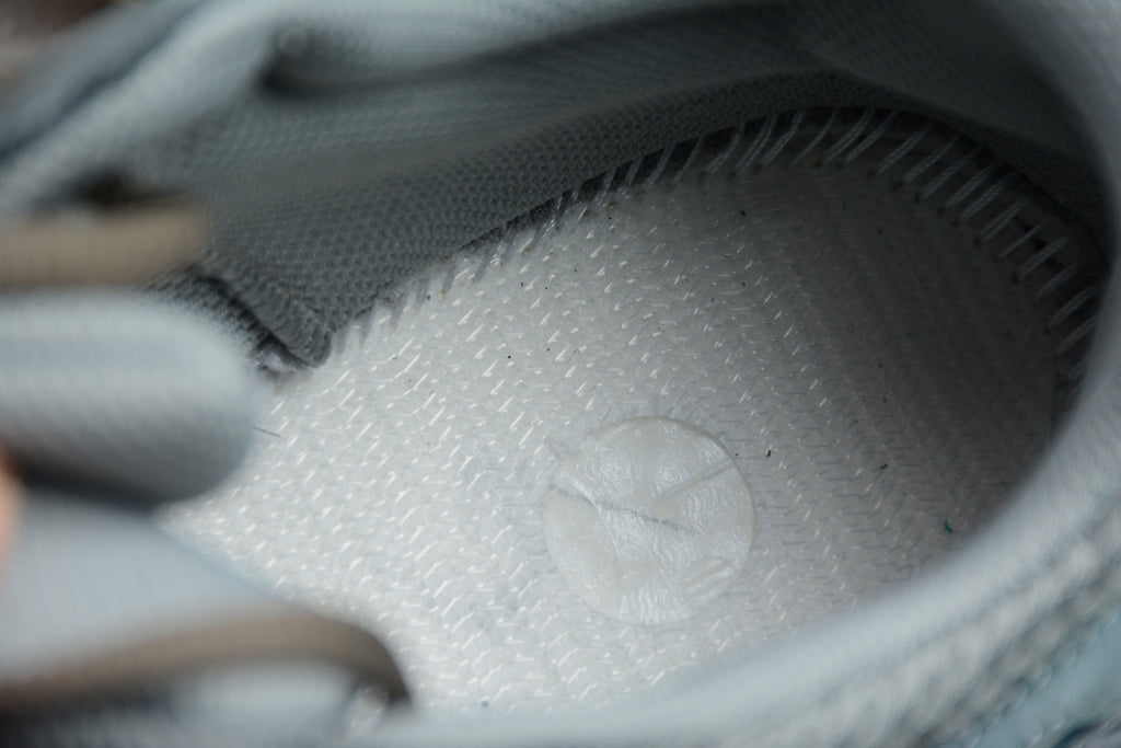 Adidas Yeezy 700 – Gris Claro