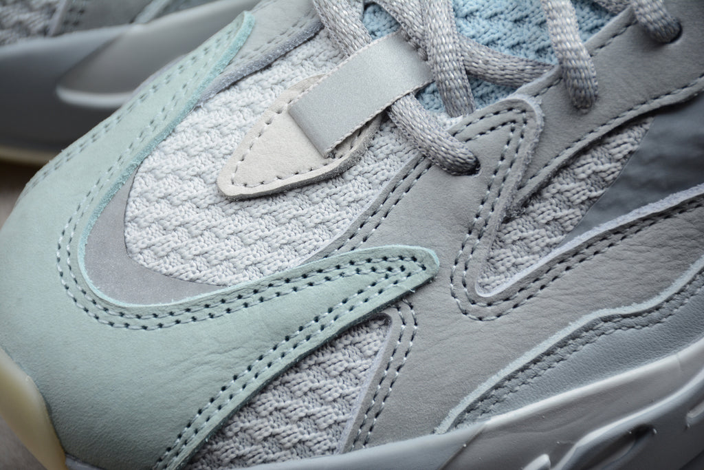 Adidas Yeezy 700 – Azul / Naranja