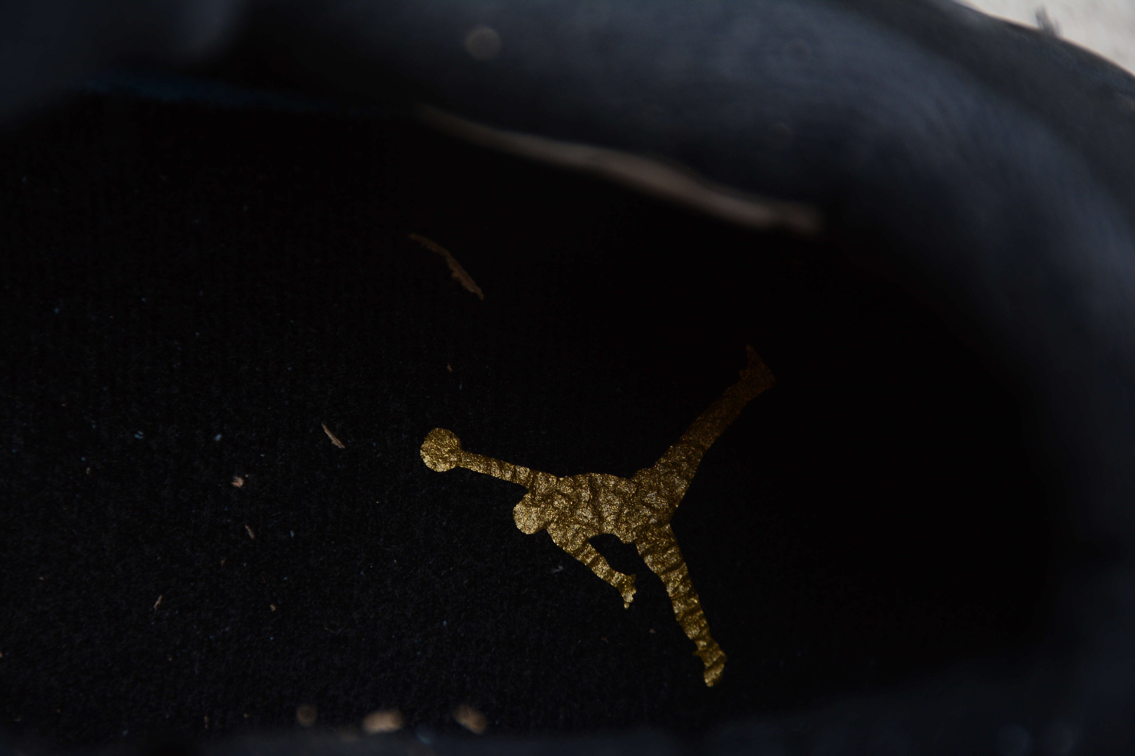 Air Jordan 4 – Negro / Dorado
